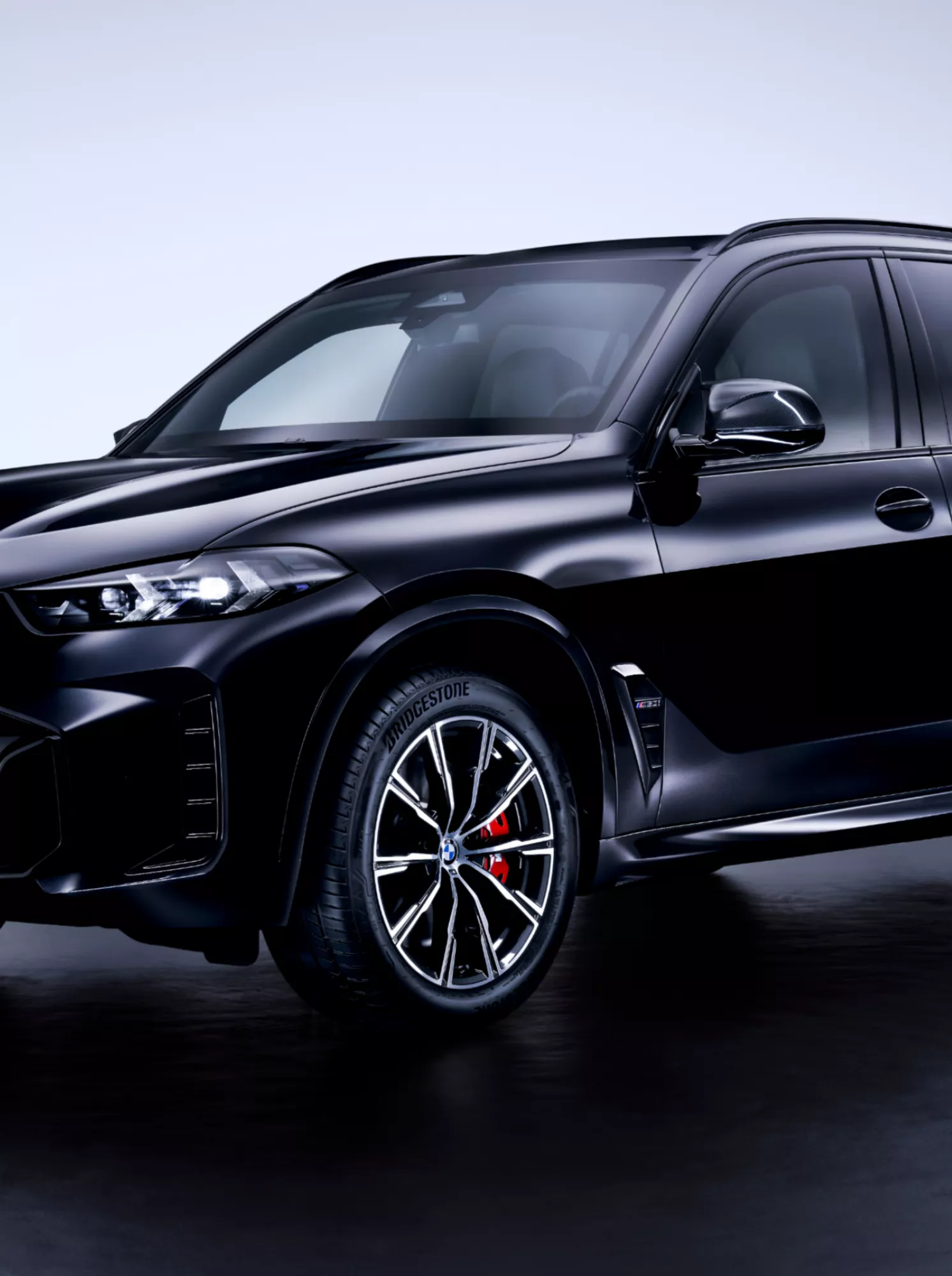 Vue latérale depuis l’avant des trois quarts d’un SUV de protection spéciale BMW