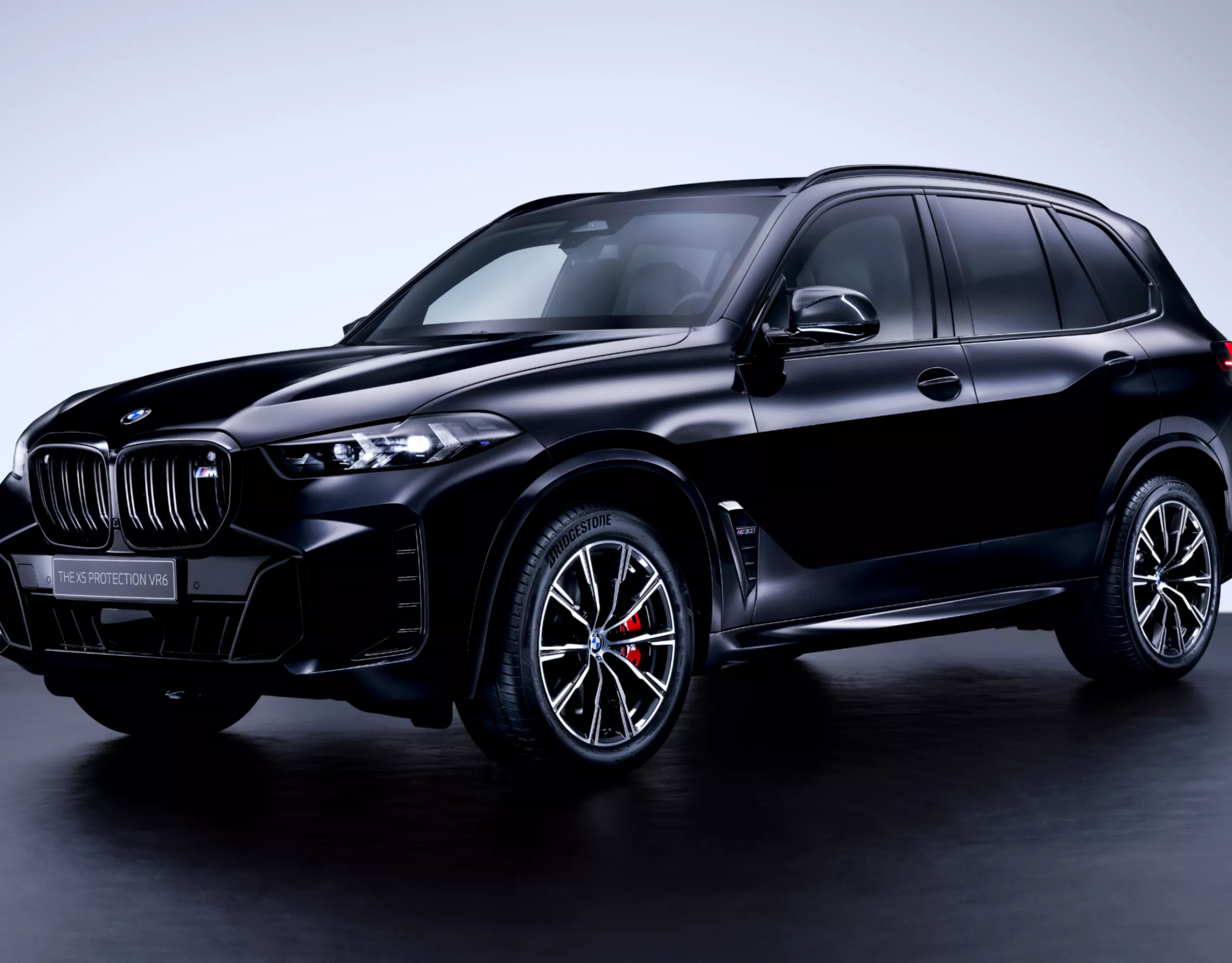Vehículo de protección especial de BMW con agujeros de bala después de una prueba de bala