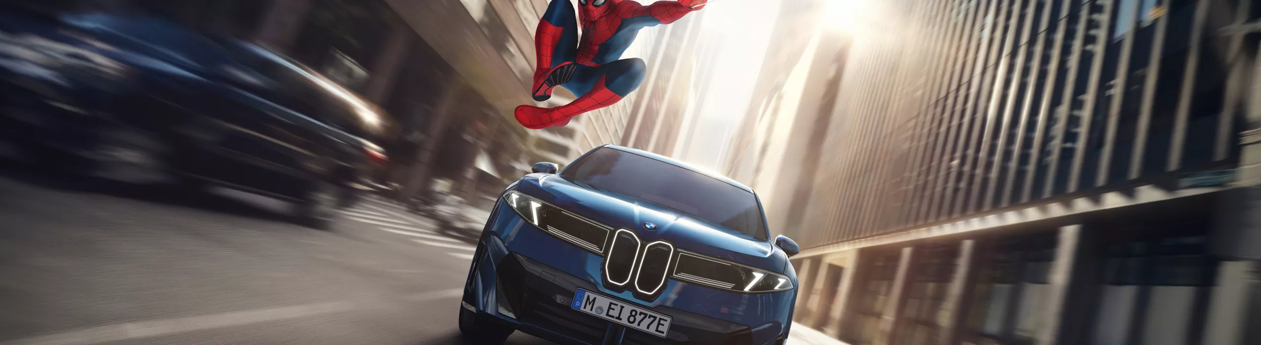 BMW iX3の内側に座っている父と息子のところに、スパイダーマンが屋根の上に着地します。