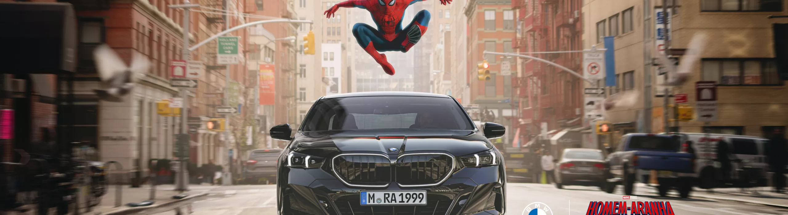 Homem-Aranha em uma pose heroica acima do BMW Série 5.
