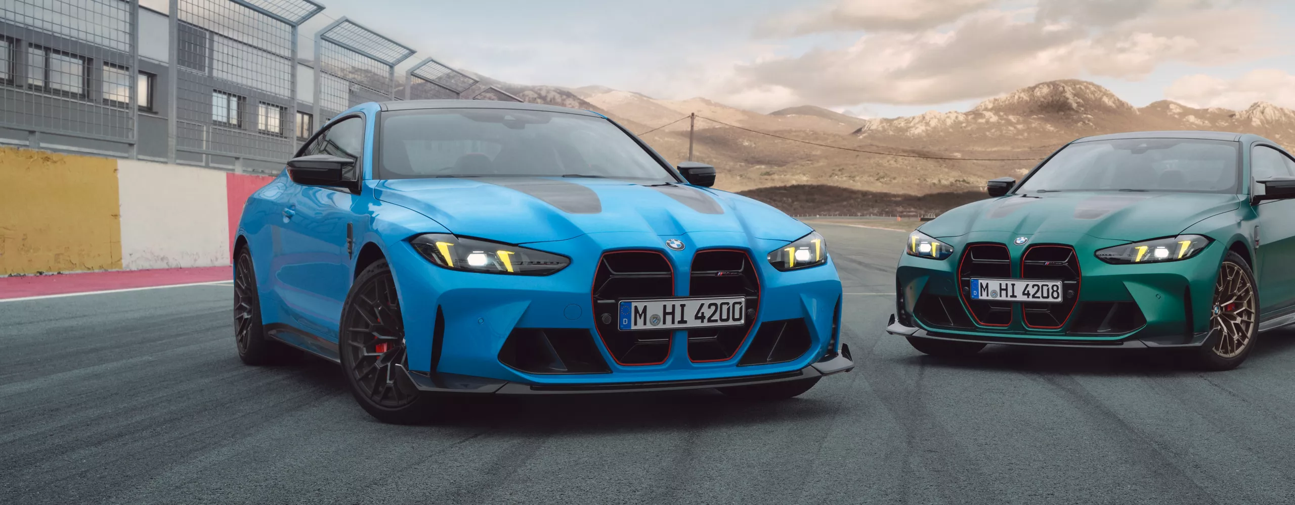 SUV BMW X5 na tle zachodzącego słońca.