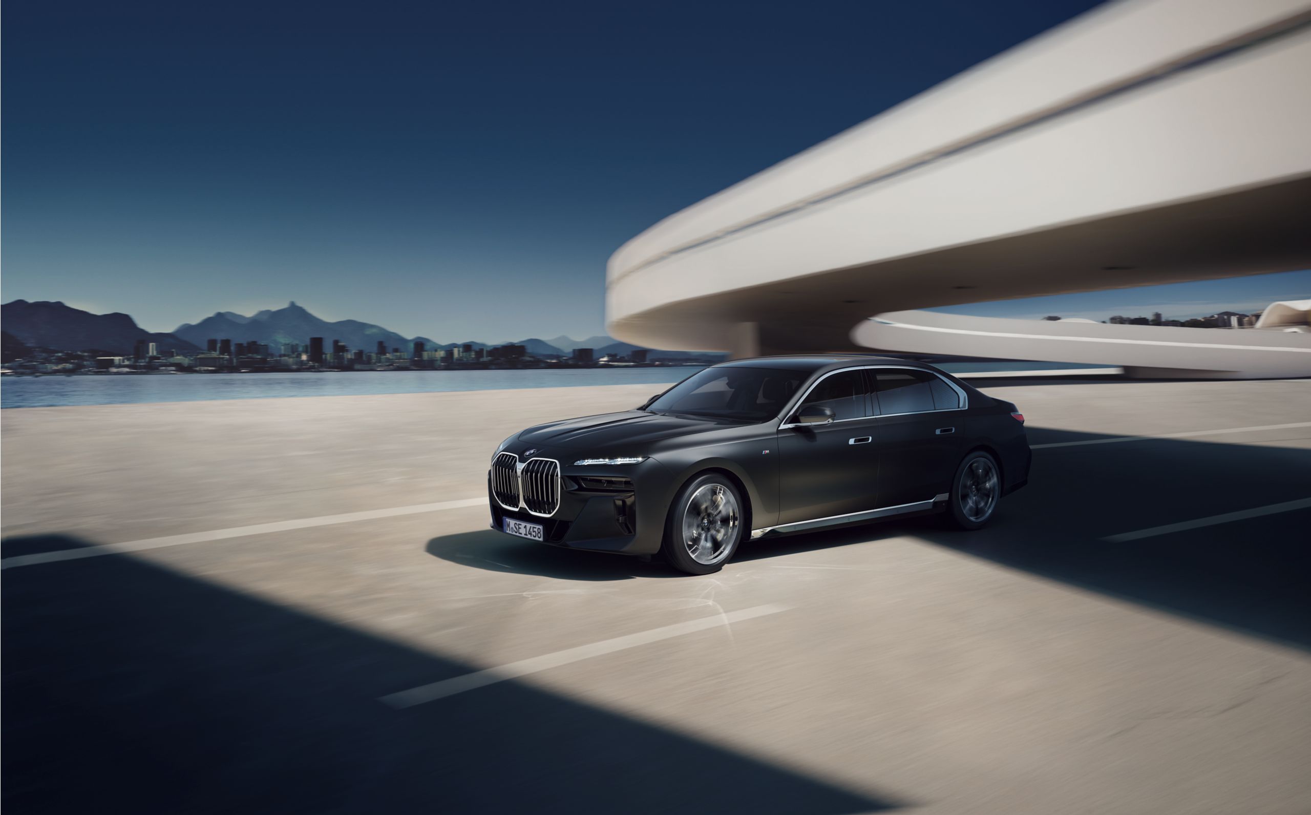 BMW i7 M70 xDrive จอดอยู่ด้านหน้าพีระมิด