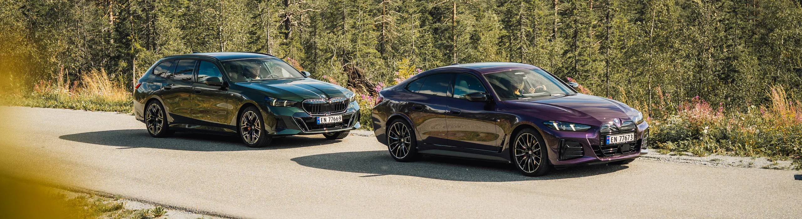 En blå BMW iX3 parkert som lades