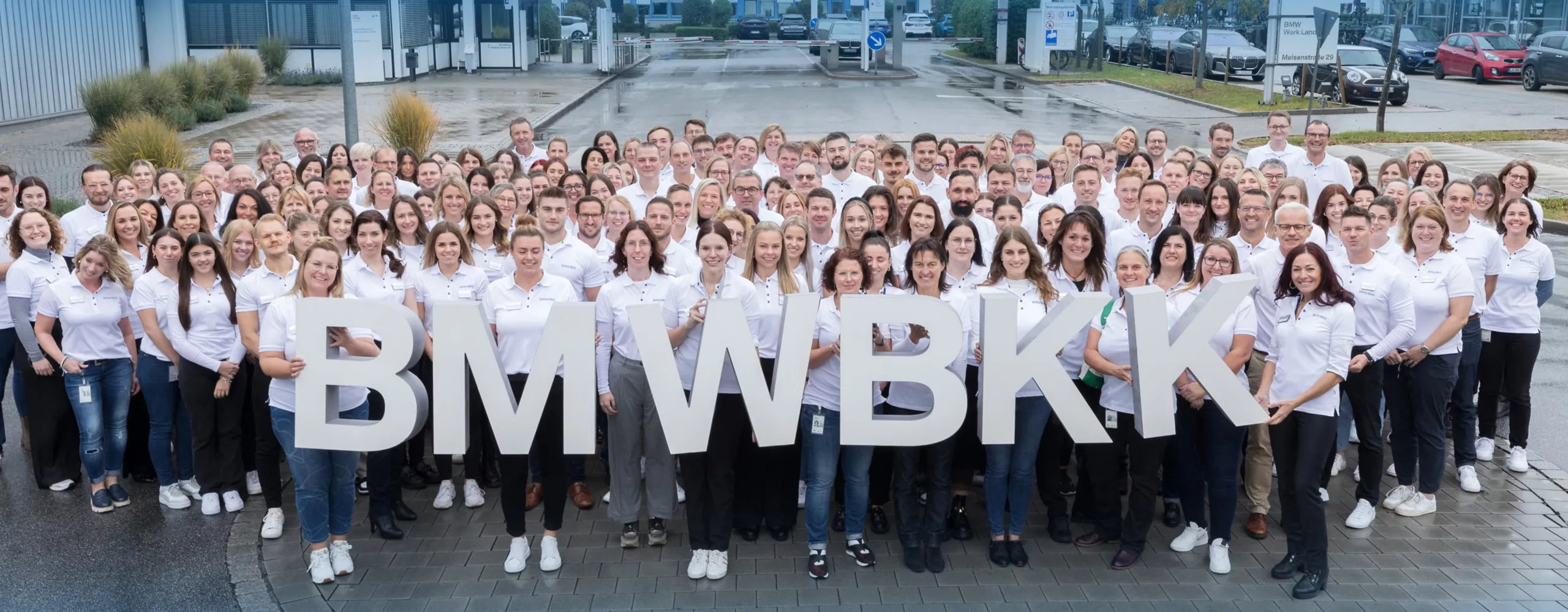 Ein alter und ein junger Mann lächeln