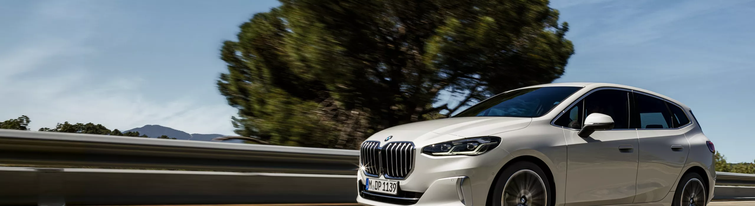 ガードレールのある道路を走るBMW 2シリーズ アクティブ ツアラー