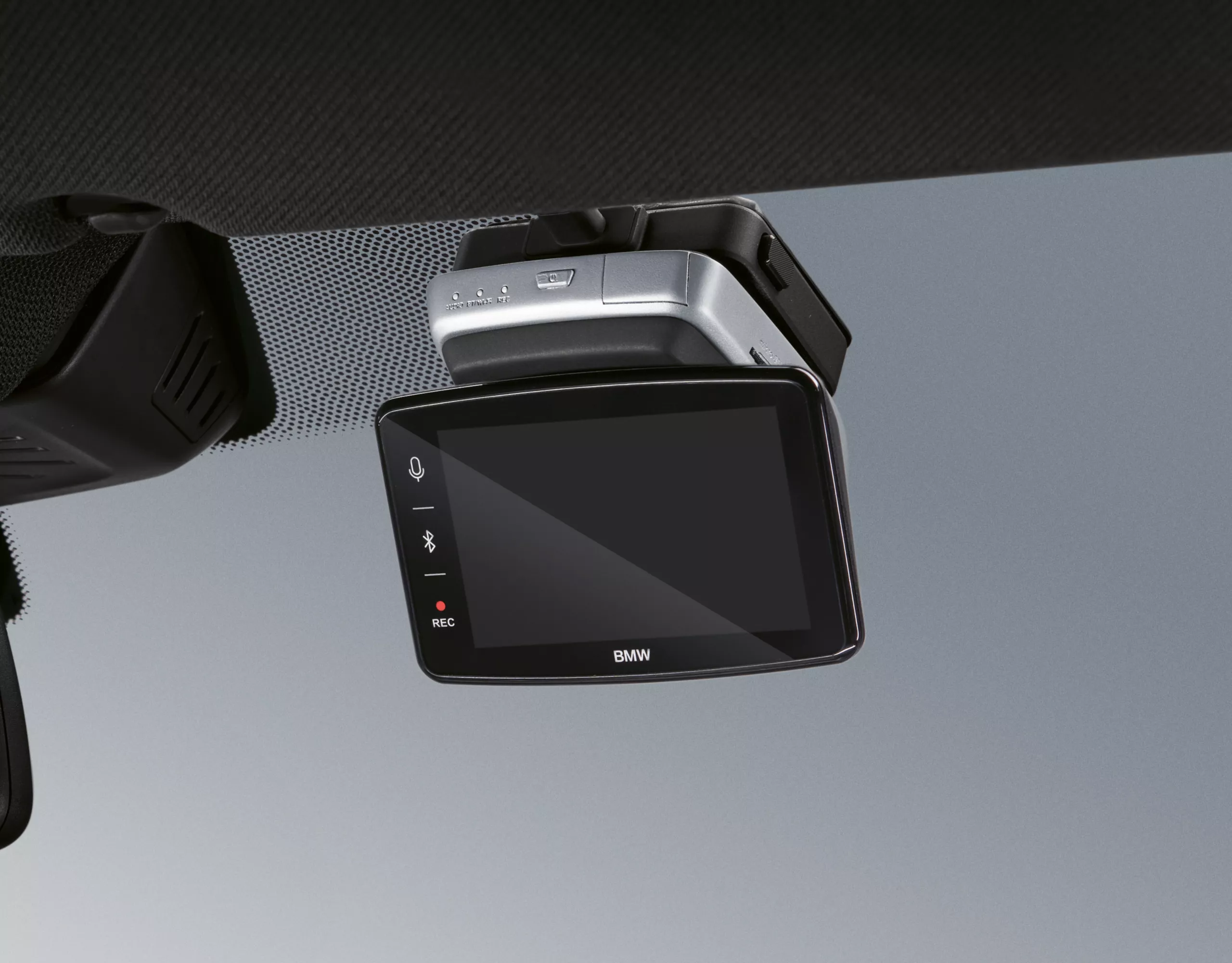 Zusätzliche Kamera unter Rückspiegel an Frontscheibe montiert