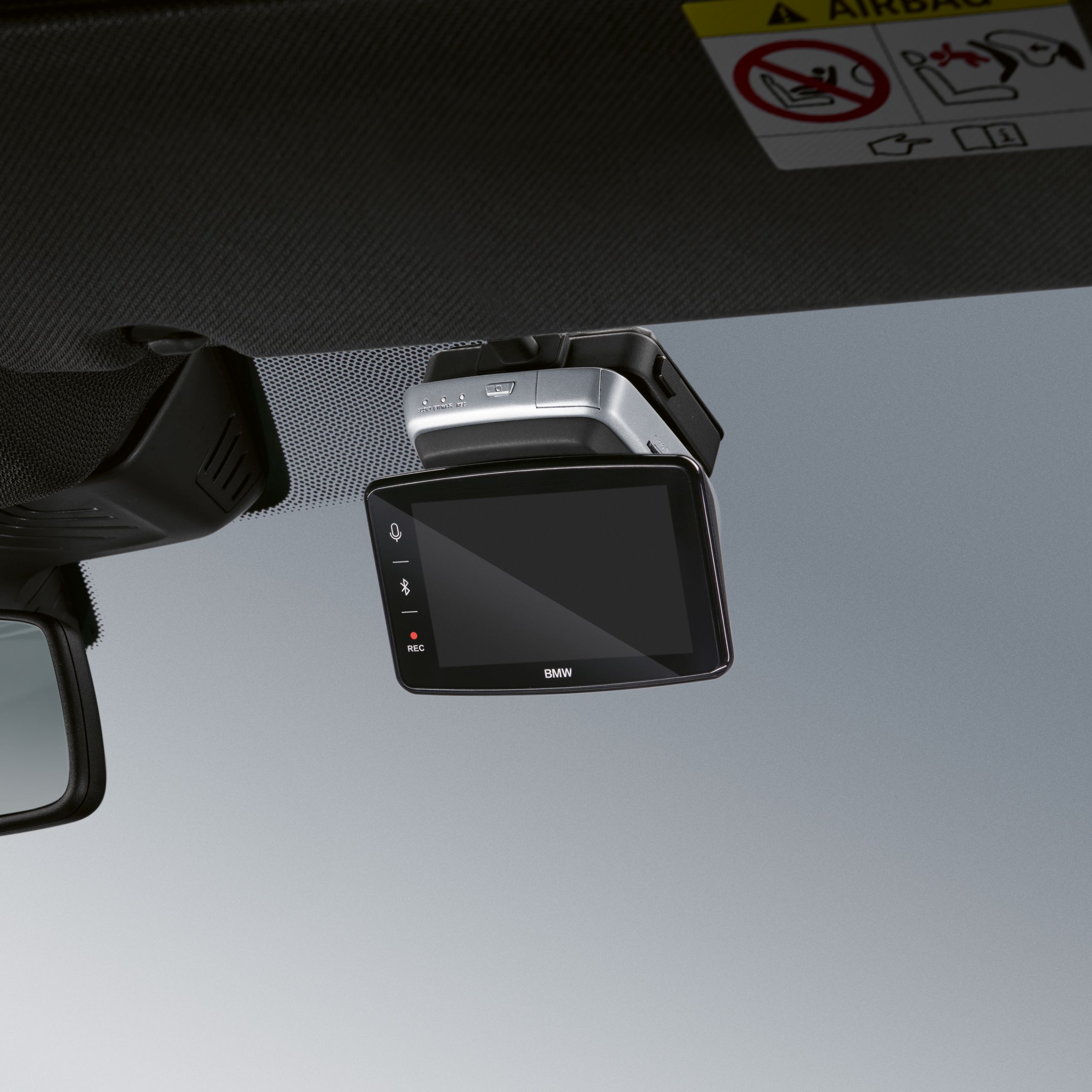 Extra camera gemonteerd op de voorruit onder de achteruitkijkspiegel