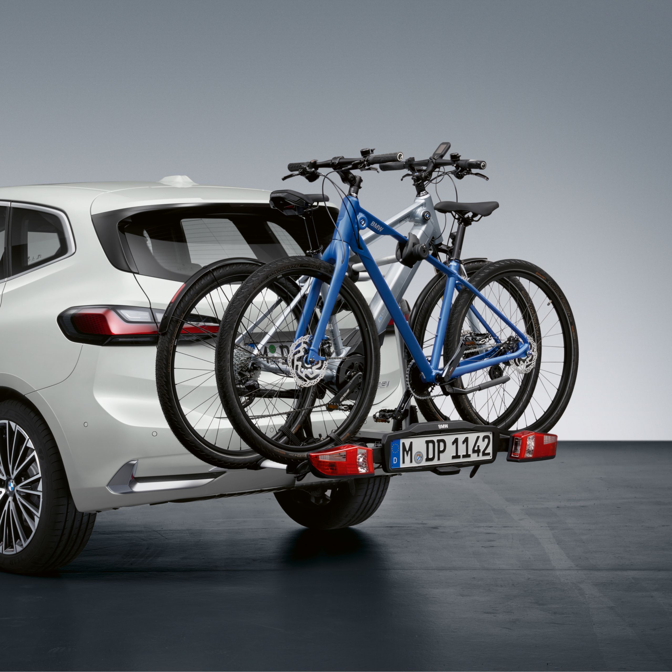 Twee fietsen op de fietshouder achter