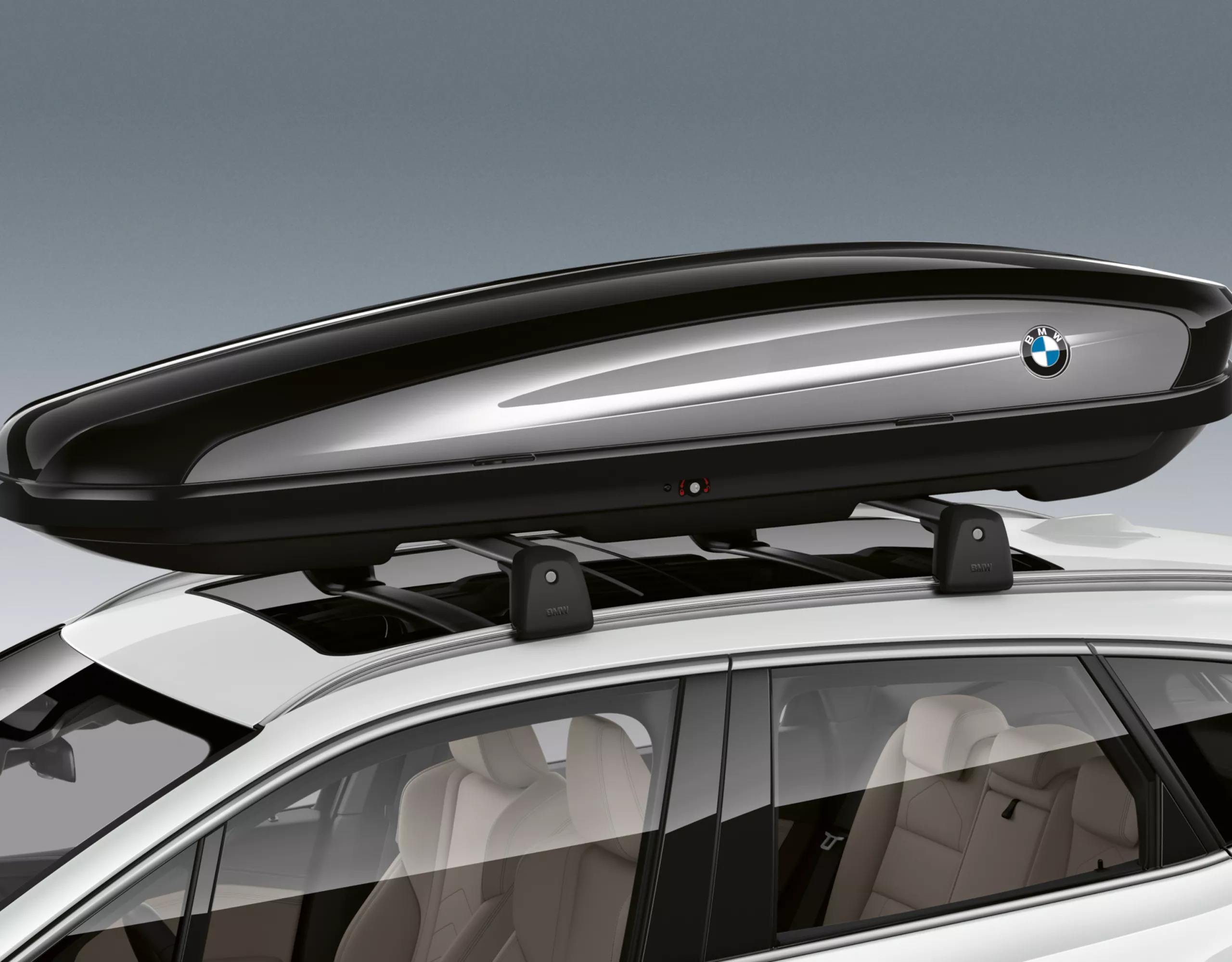 A BMW 2 Active Tourerre szerelt tárt tetődoboz