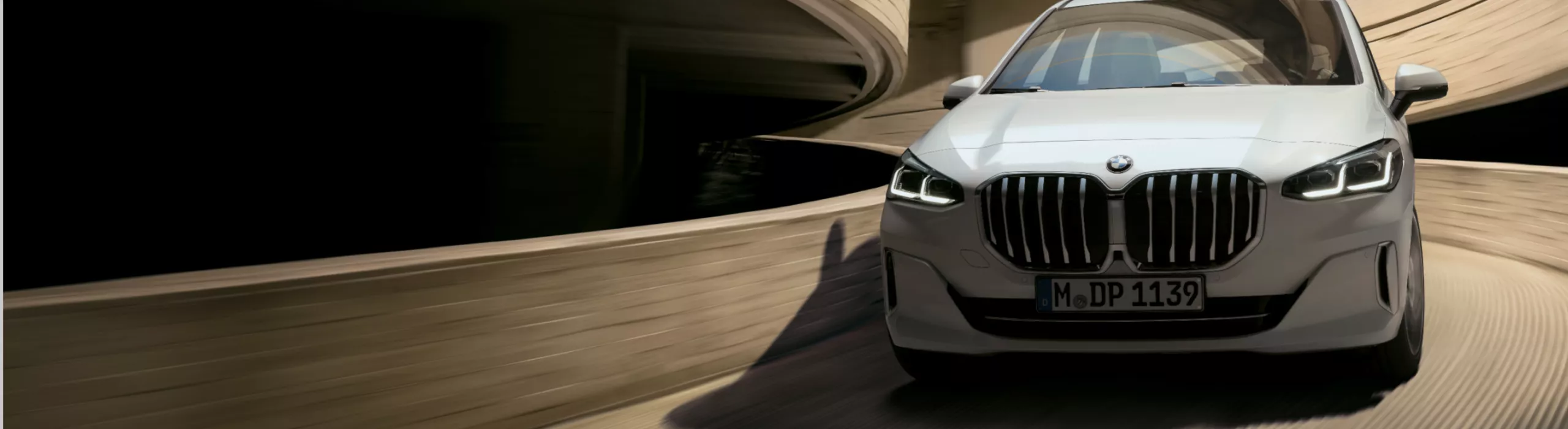 BMW 2er Active Tourer fährt eine Wendelrampe herunter