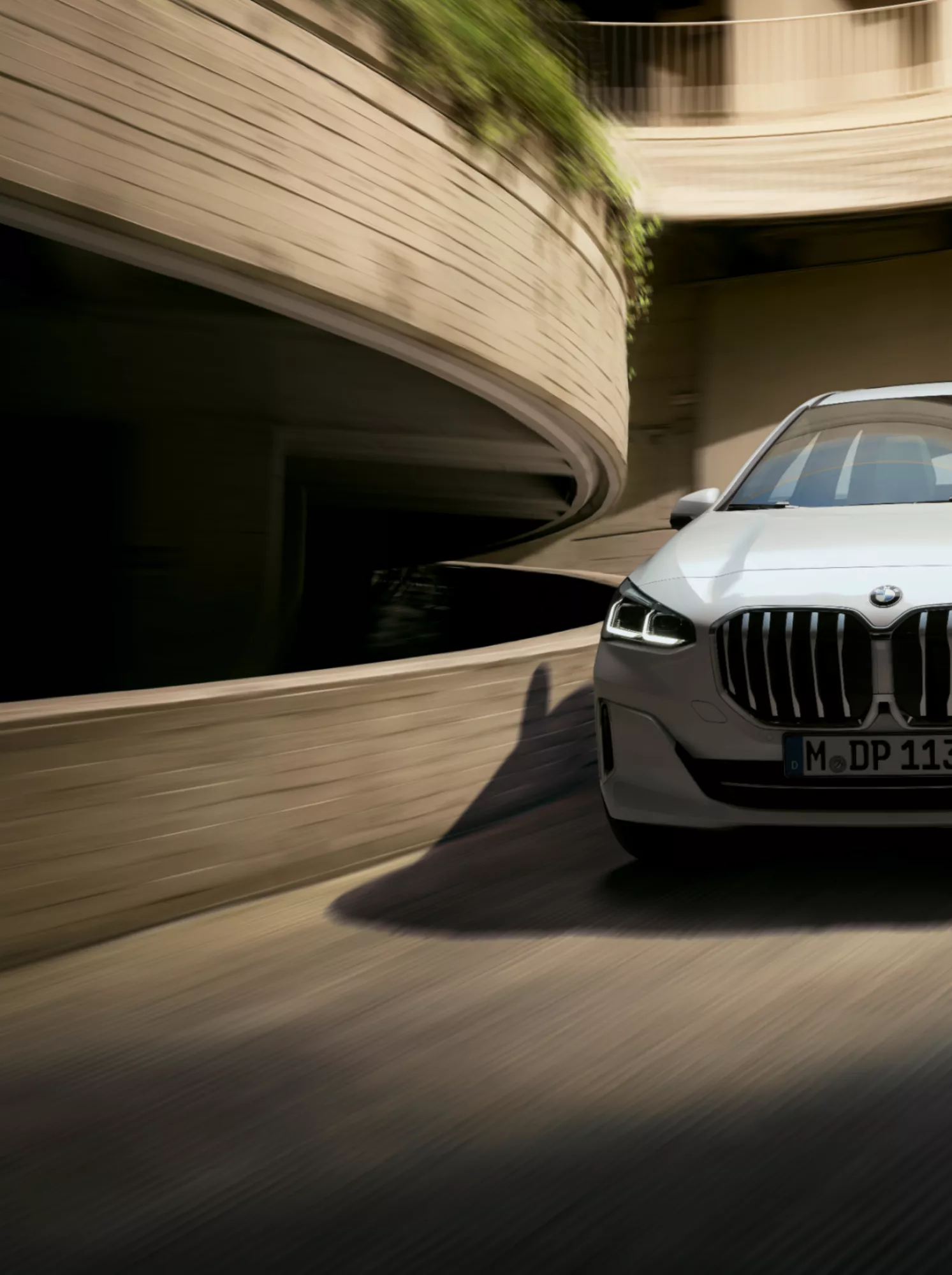 BMW serije 2 Active Tourer drvi navzdol po spiralni rampi