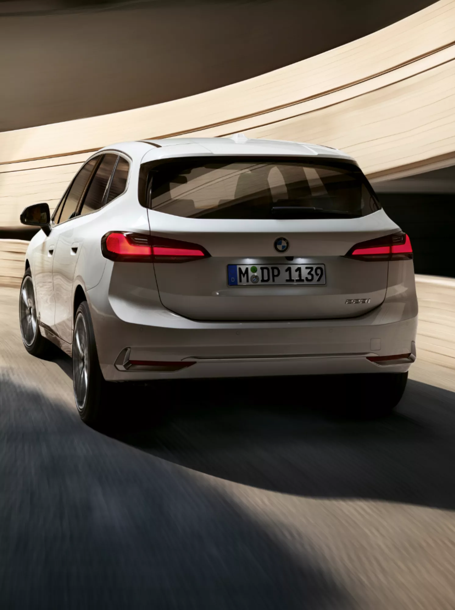 BMW 2er Active Tourer fährt eine Wendelrampe hinauf