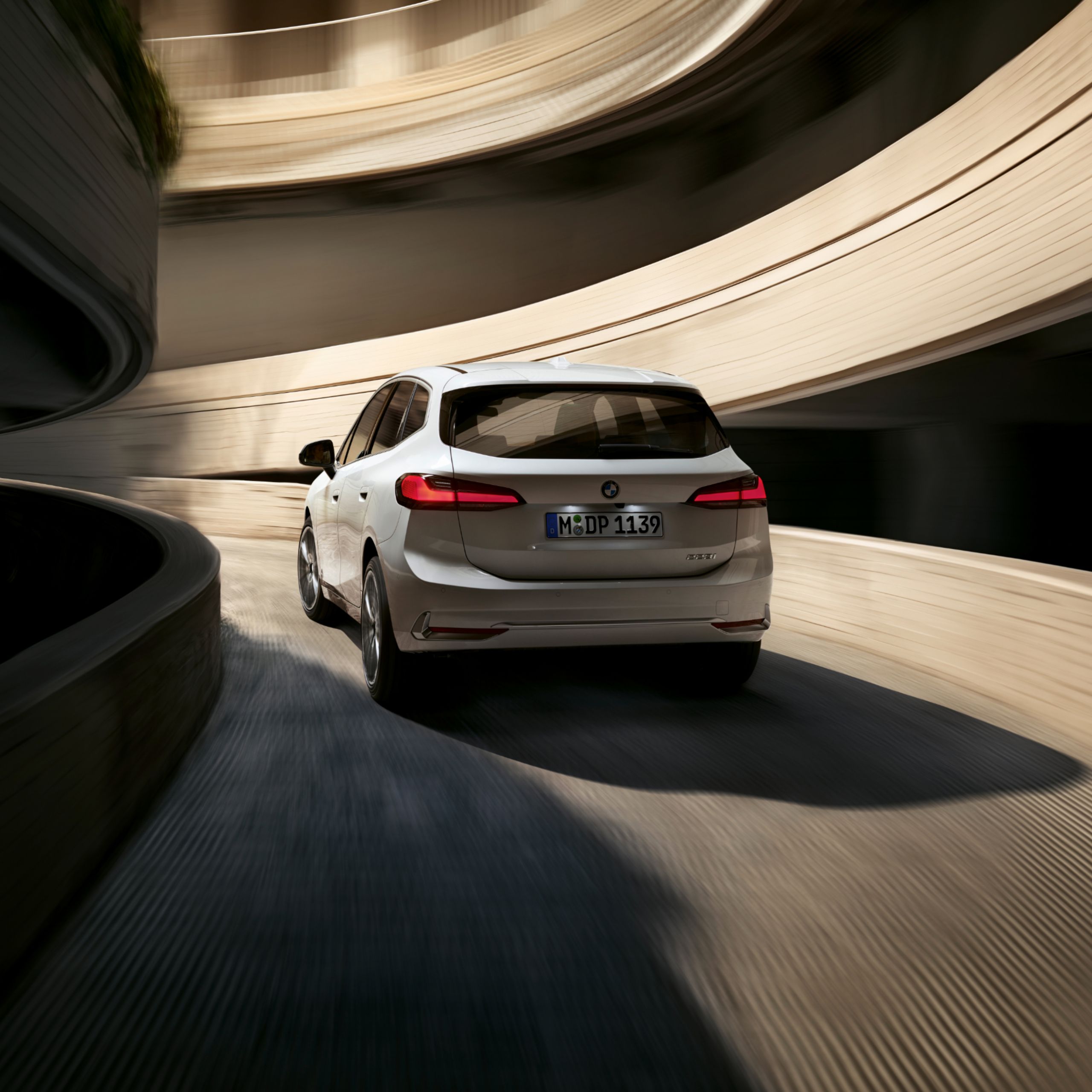 BMW 2 Reeks Active Tourer rijdt een spiraalvormige helling op