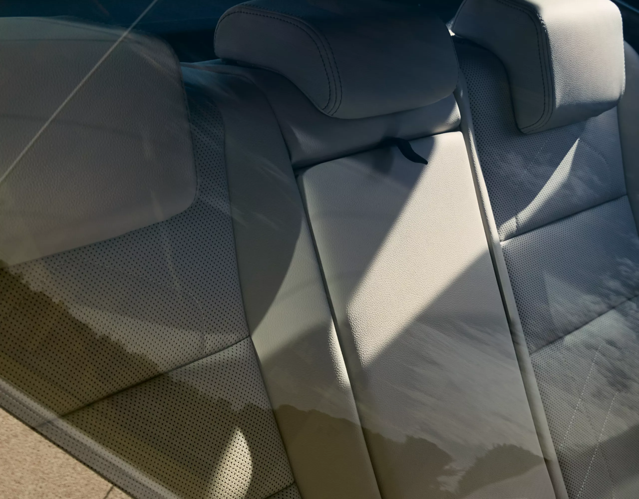 Neigungsverstellbare Lehne der Fondsitzbank mit drei Sitzplätzen