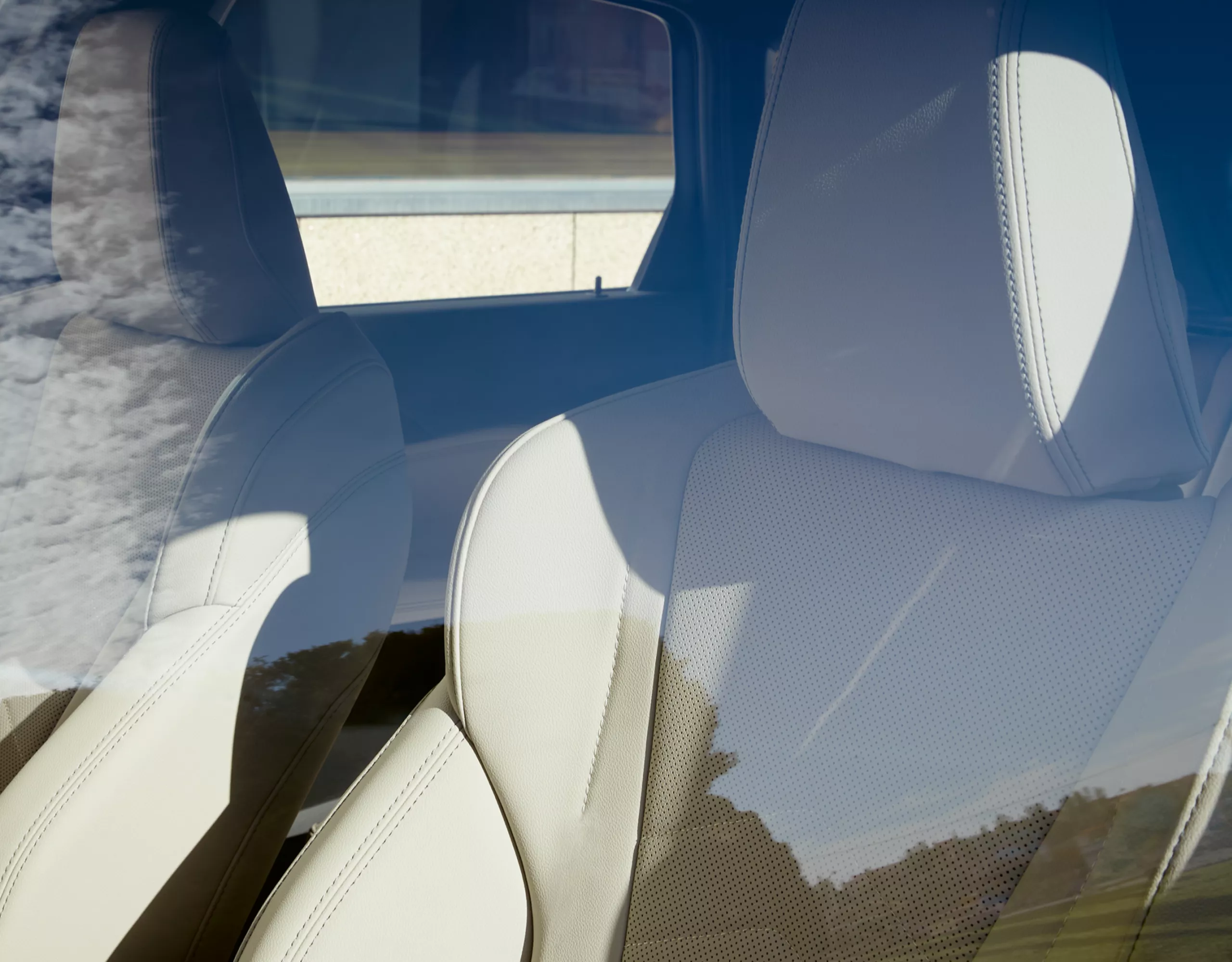 Stark aufgepolsterte Lehnenwangen von Fahrer- und Beifahrersitz