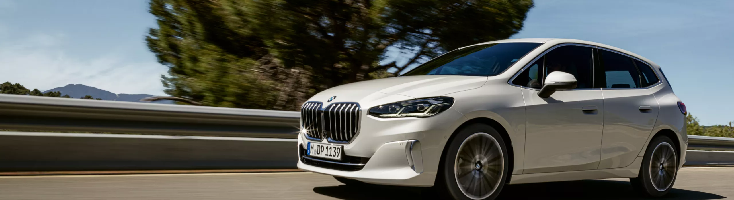 BMW 2 Active Tourer egy szalagkorláttal ellátott úton halad