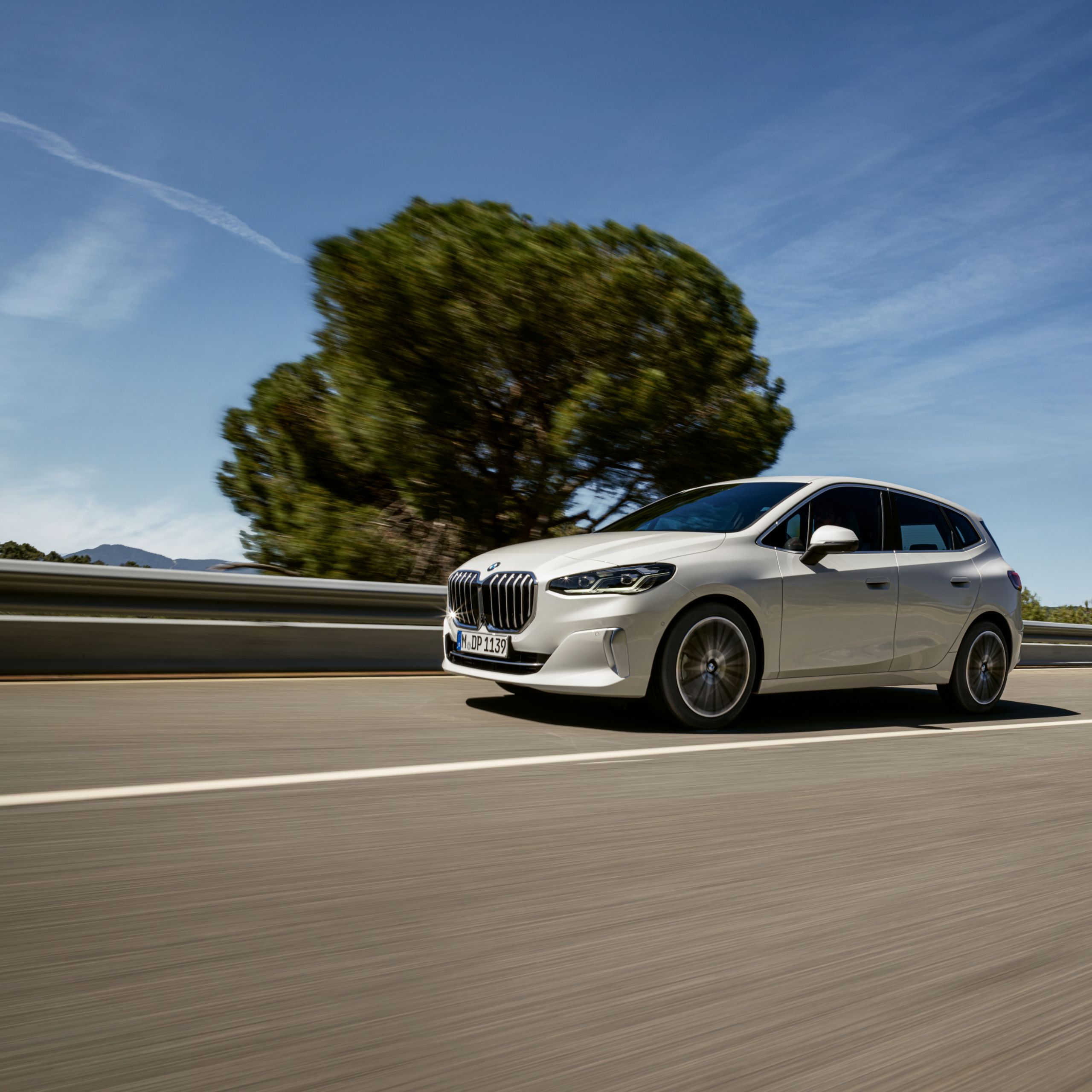 De BMW 2 Reeks Active Tourer rijdt op een weg met een vangrail