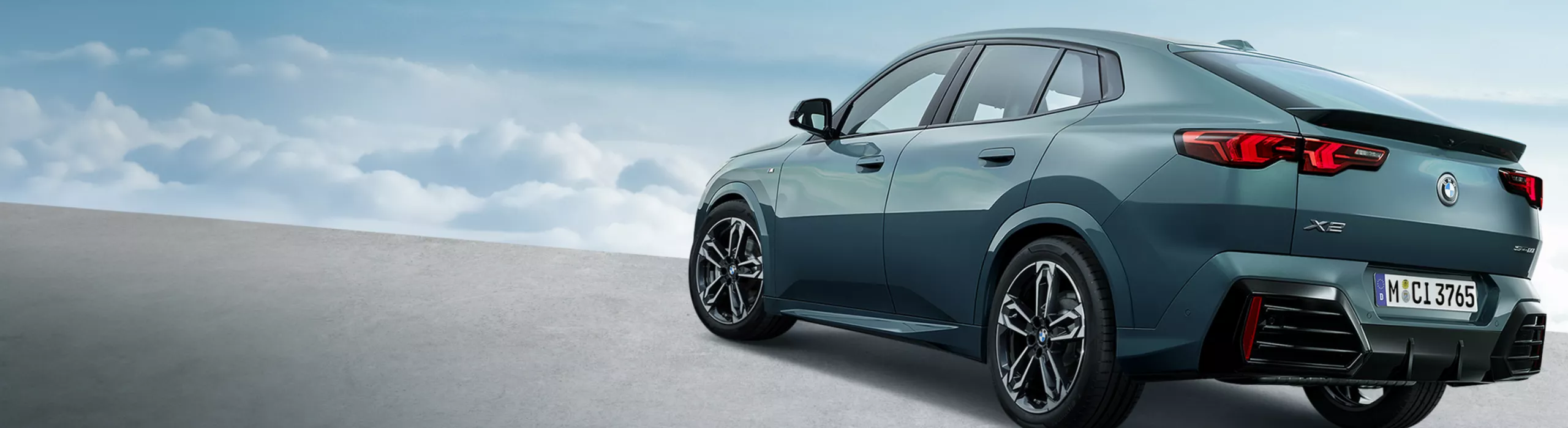 BMW X2 sDrive20i外觀視角，Capeyork Green，停駐於都市環境中的辦公室前