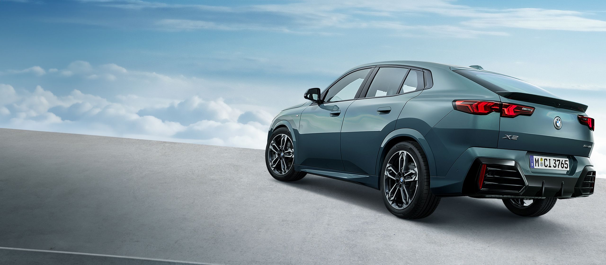 BMW X2 sDrive20i外觀視角，Capeyork Green，停駐於都市環境中的辦公室前