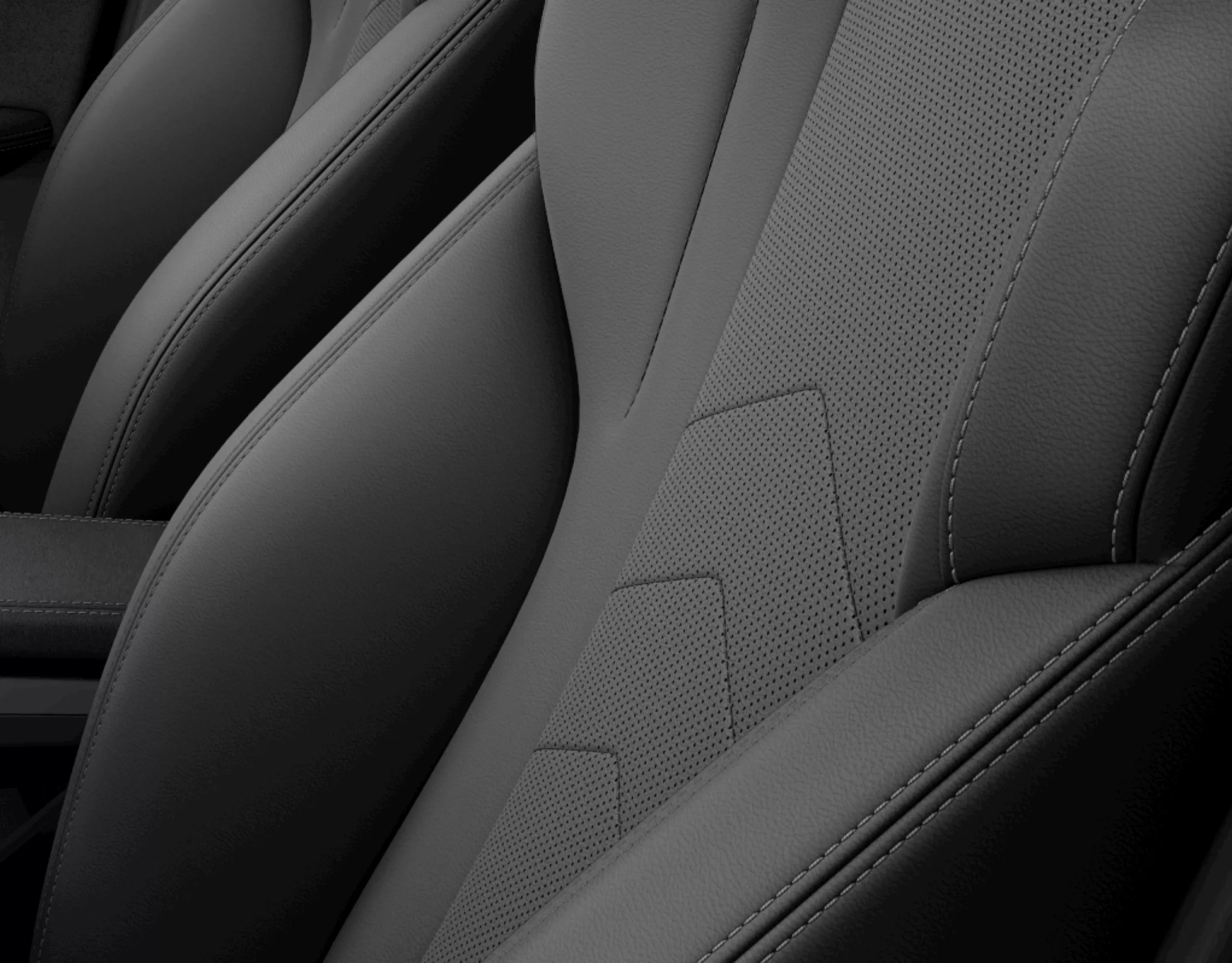 مقاعد رياضية ذات تنجيد بلون رمادي أطلس في السيارة الكهربائية الرياضية المتعددة الأغراض BMW X2 U10