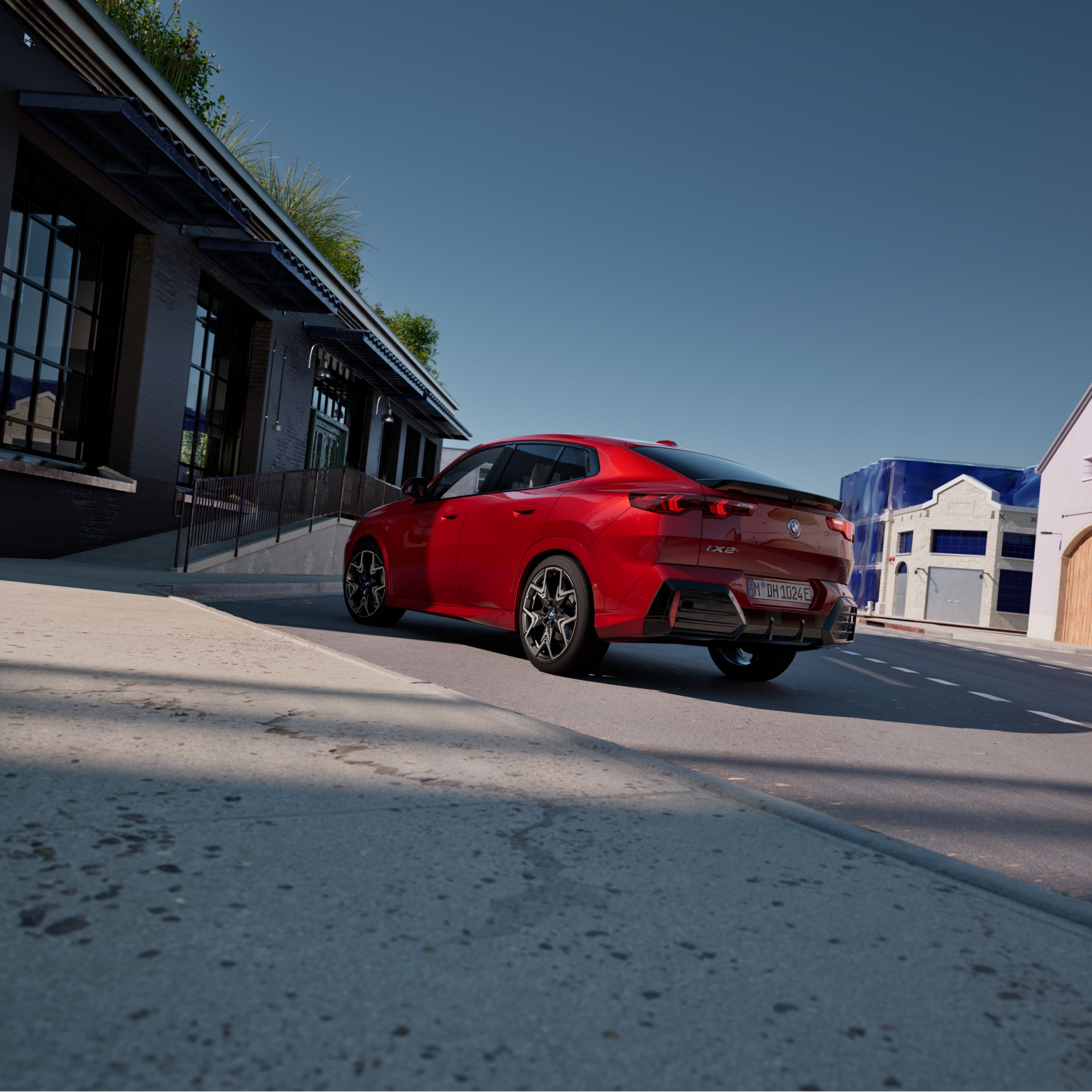 Video přehled exteriéru BMW iX2 xDrive30 v červené barvě Dragonfire Red s koly z lehké slitiny