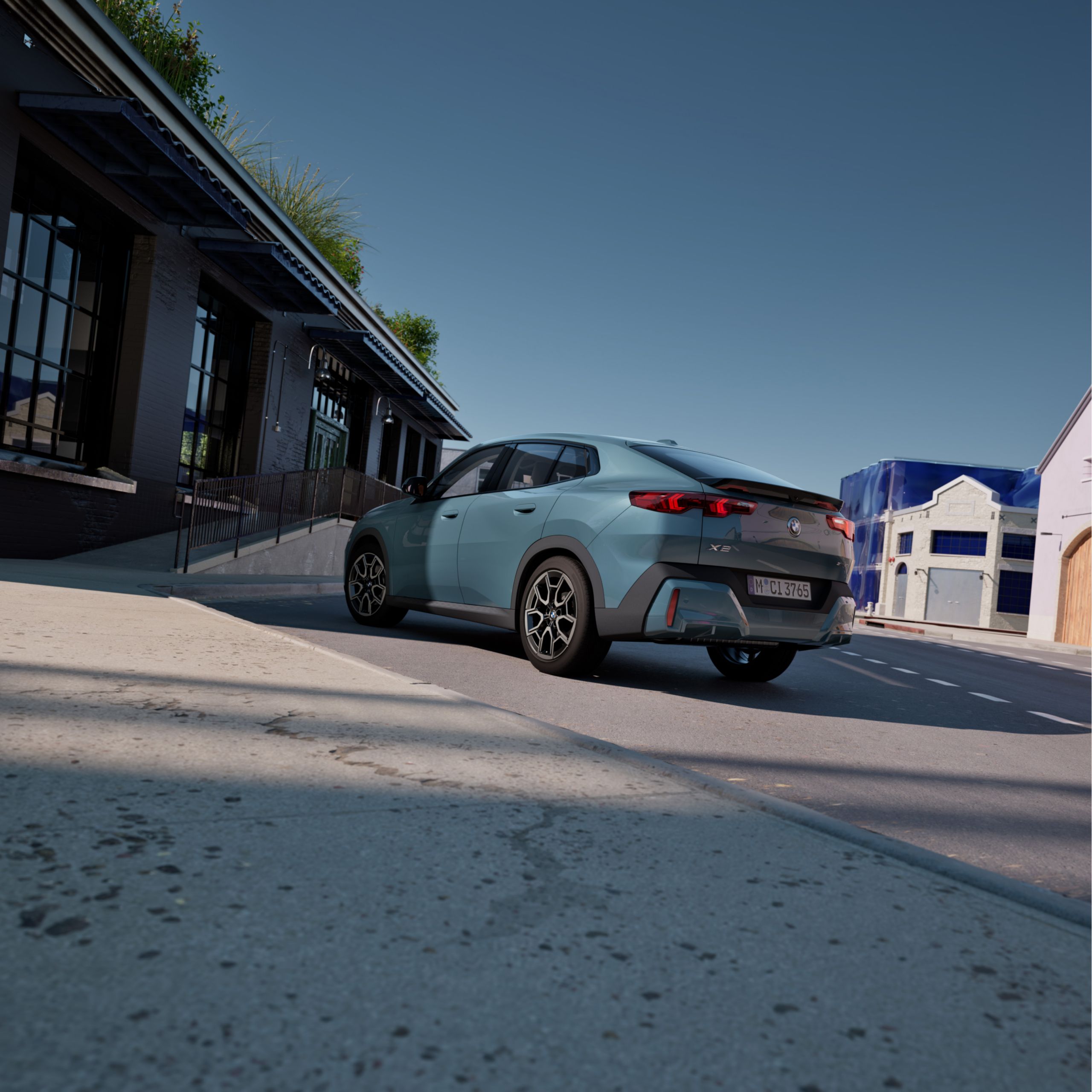 Välisilme vaade mudelist BMW X2 sDrive20i toonis Capeyork Green, linnakeskkonnas kontorihoone ees