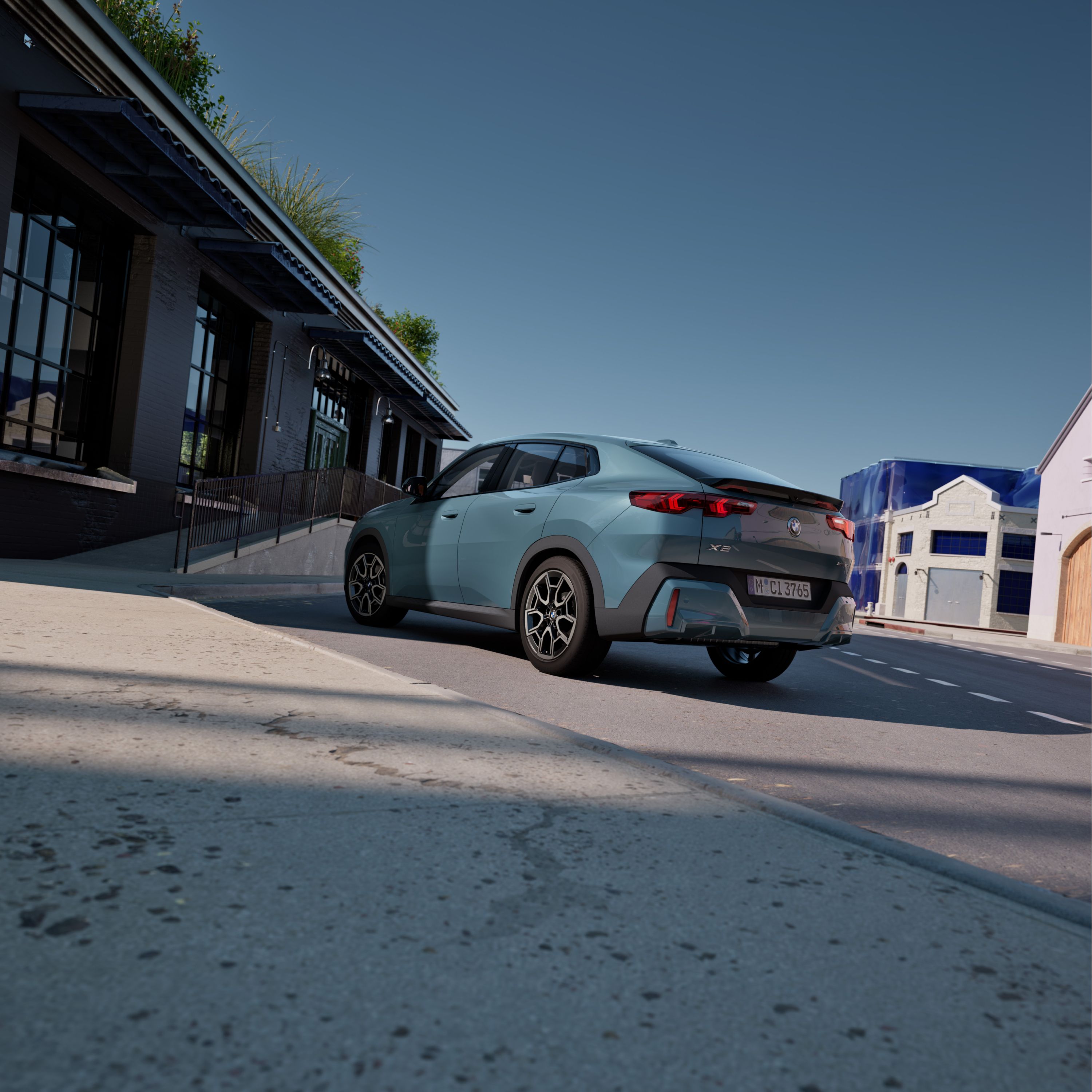 Zunanjost BMW X2 sDrive20i v barvi Capeyork Green v mestnem okolju pred stavbo
