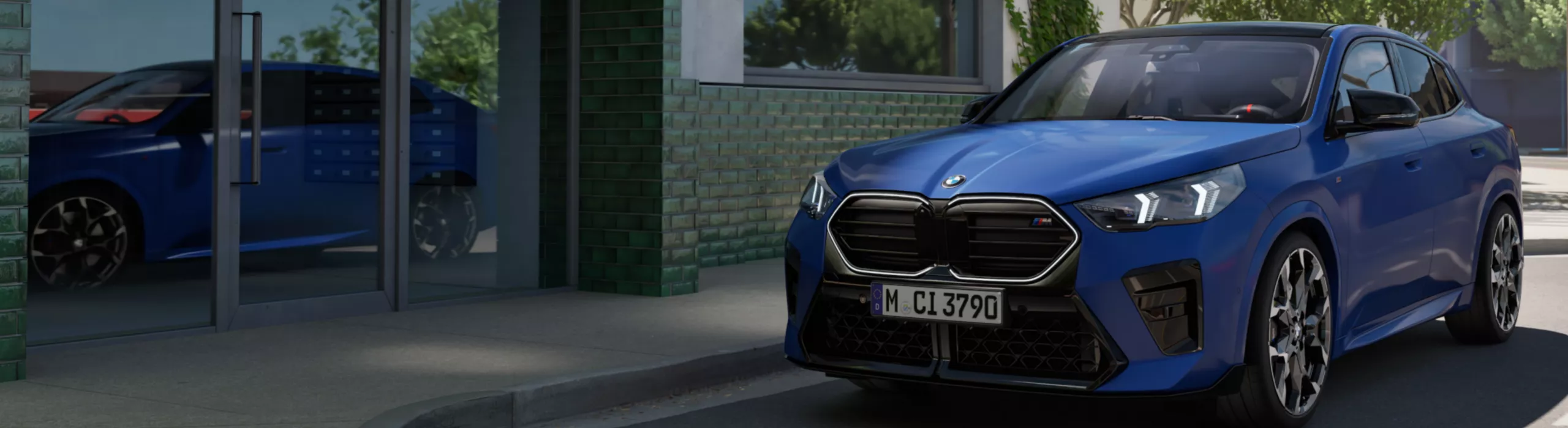 Frontansicht des BMW X2 M35i xDrive in Frozen Portimao vor modernem Bürogebäude in städtischer Umgebung 