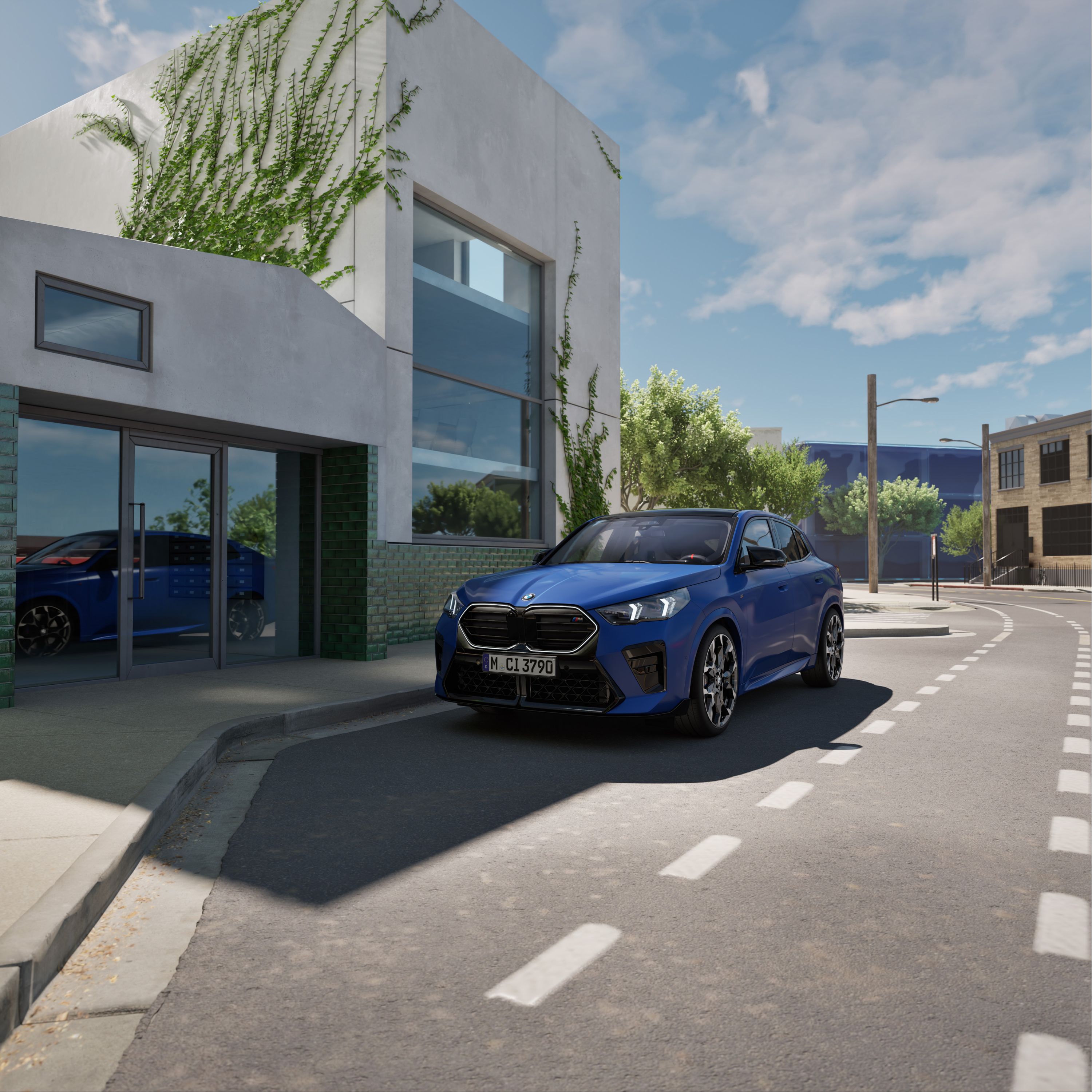Egy városi környezetben, egy irodaépület előtt álló, Frozen Portimao kék fényezésű BMW X2 M35i xDrive elölnézetből