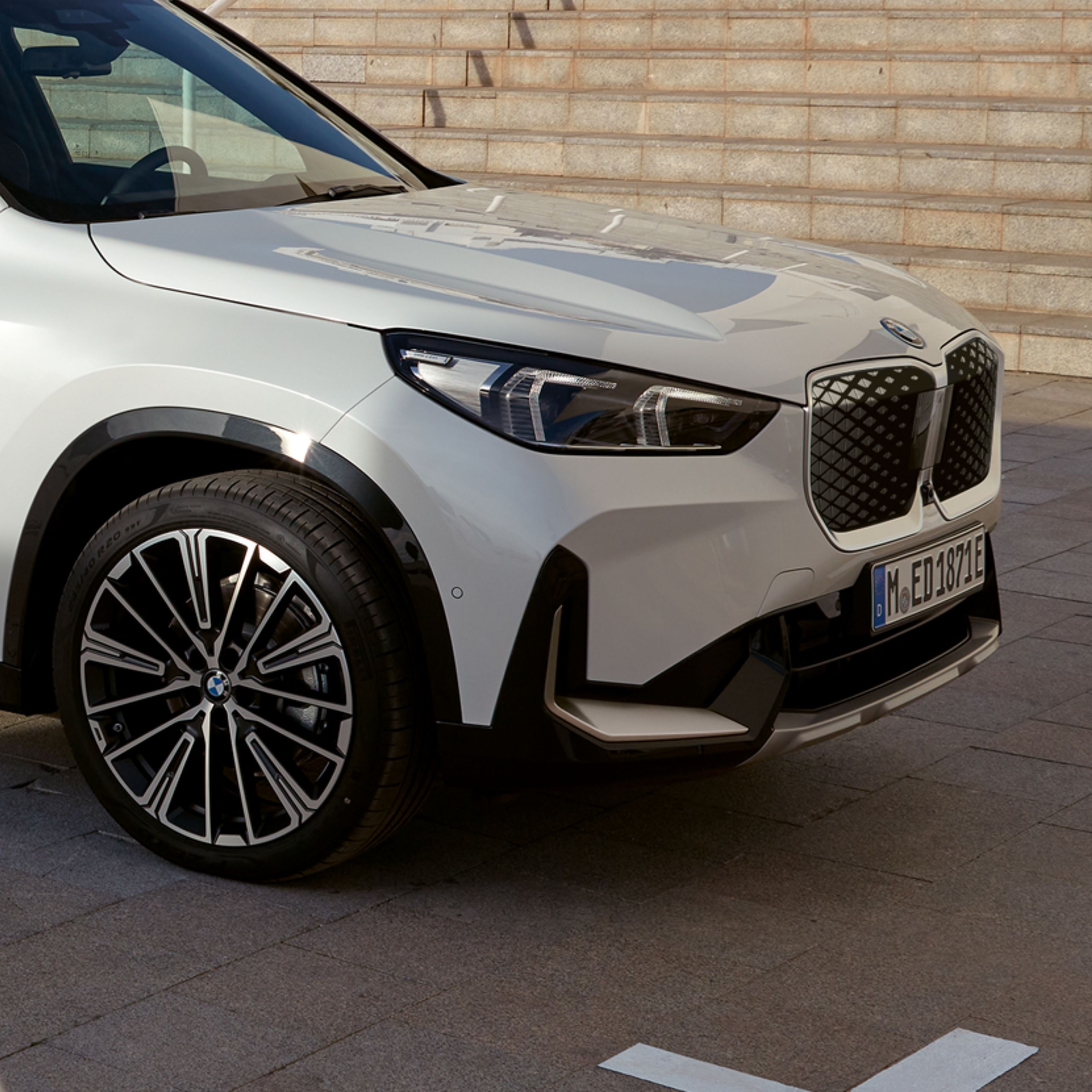 BMW iX1, adaptiivsed LED-esituled