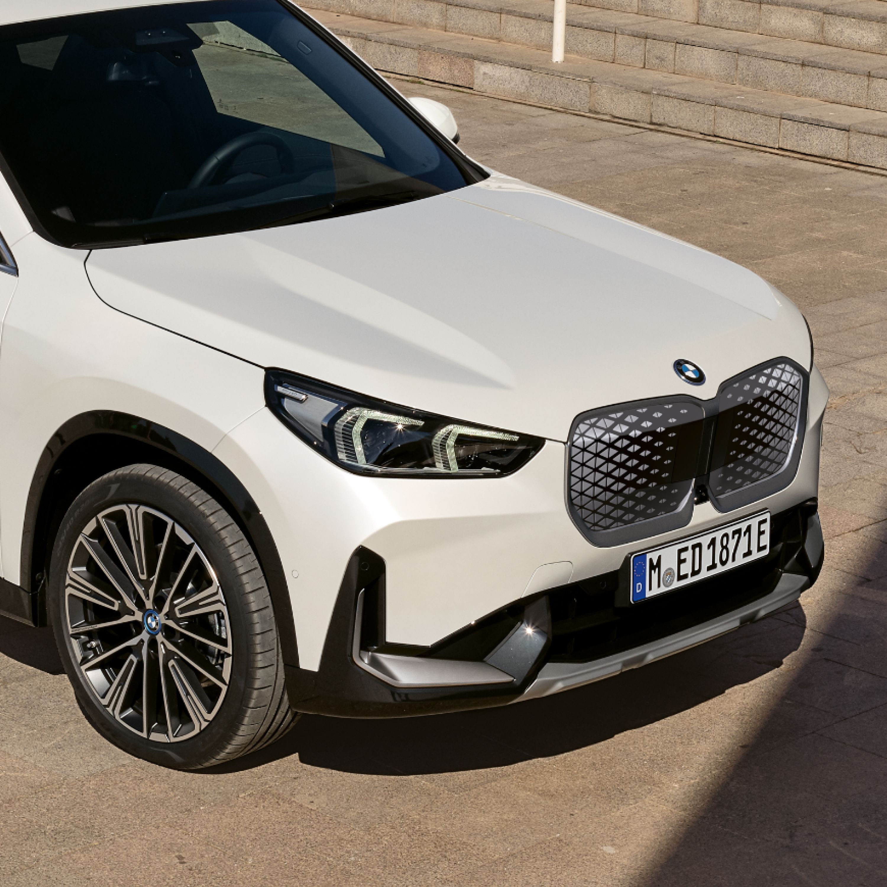 Adaptacyjne reflektory diodowe BMW iX1