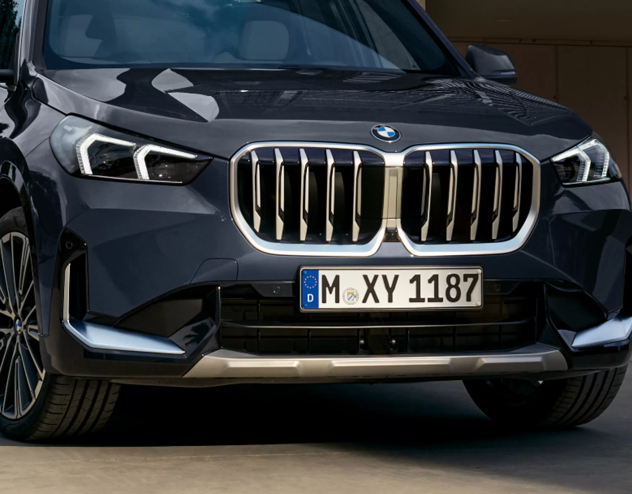 BMW X1 공식 전면 헤드램프 이미지