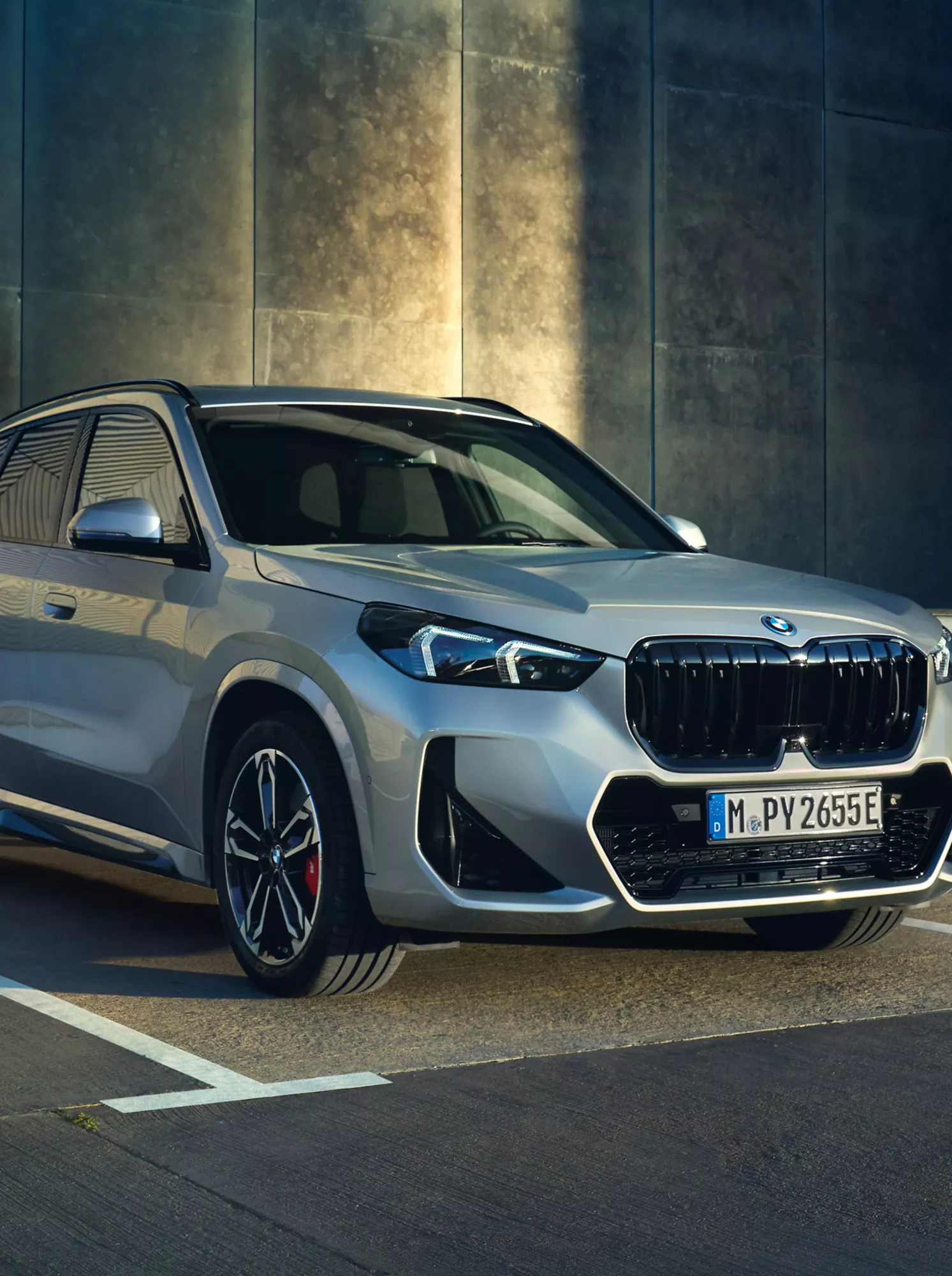 BMW X1 em vista frontal três quartos estacionado