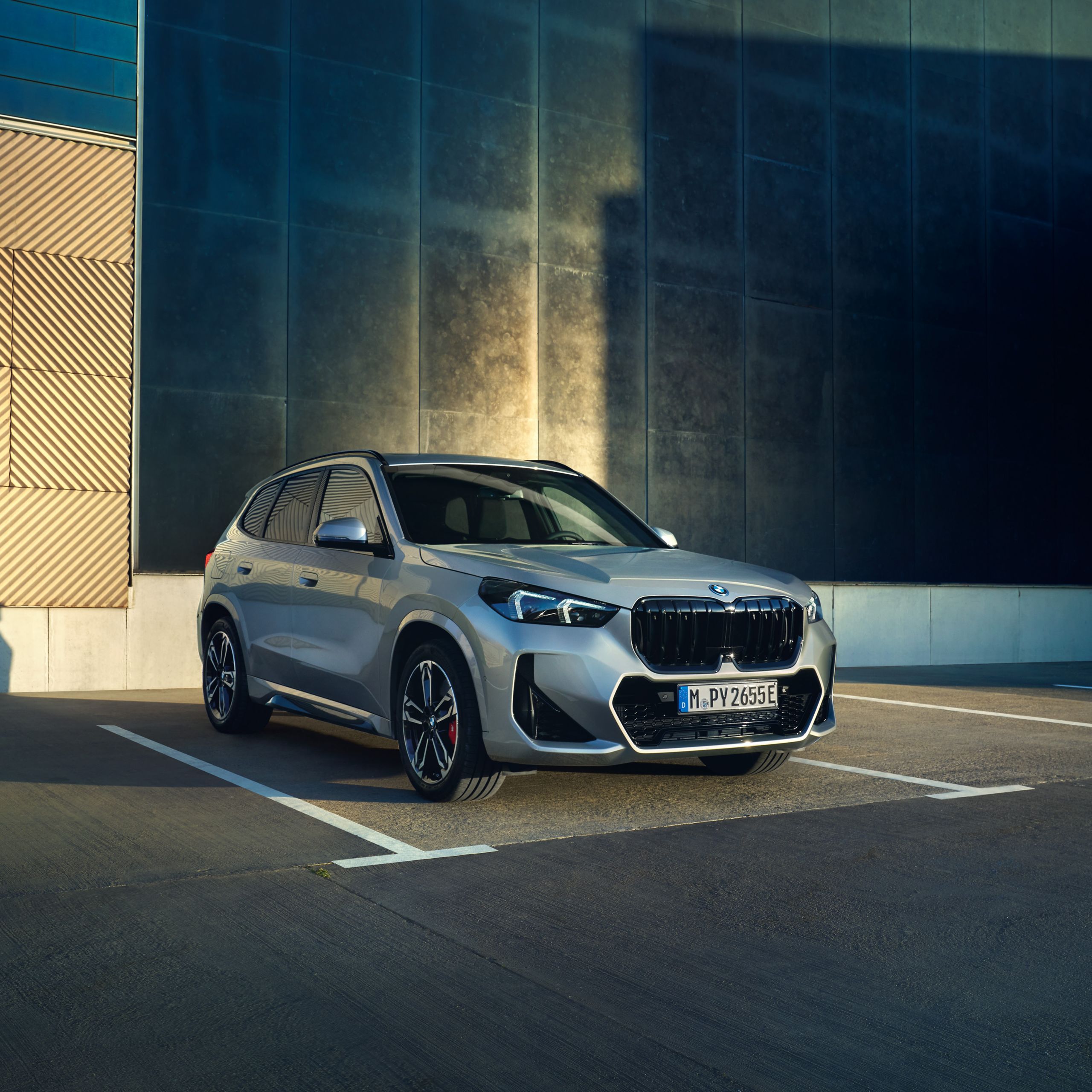 Vista 3/4 del BMW X1 híbrido enchufable con diseño elegante