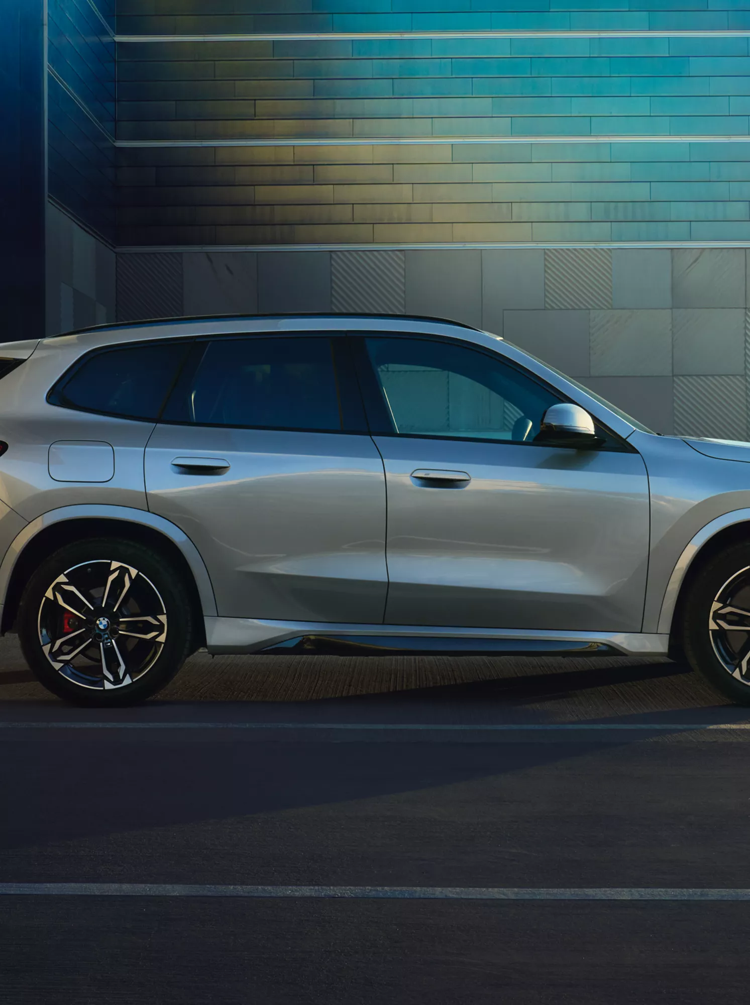 Seitenansicht des BMW X1 Plug-in-Hybrid zeigt sein schlankes Design.