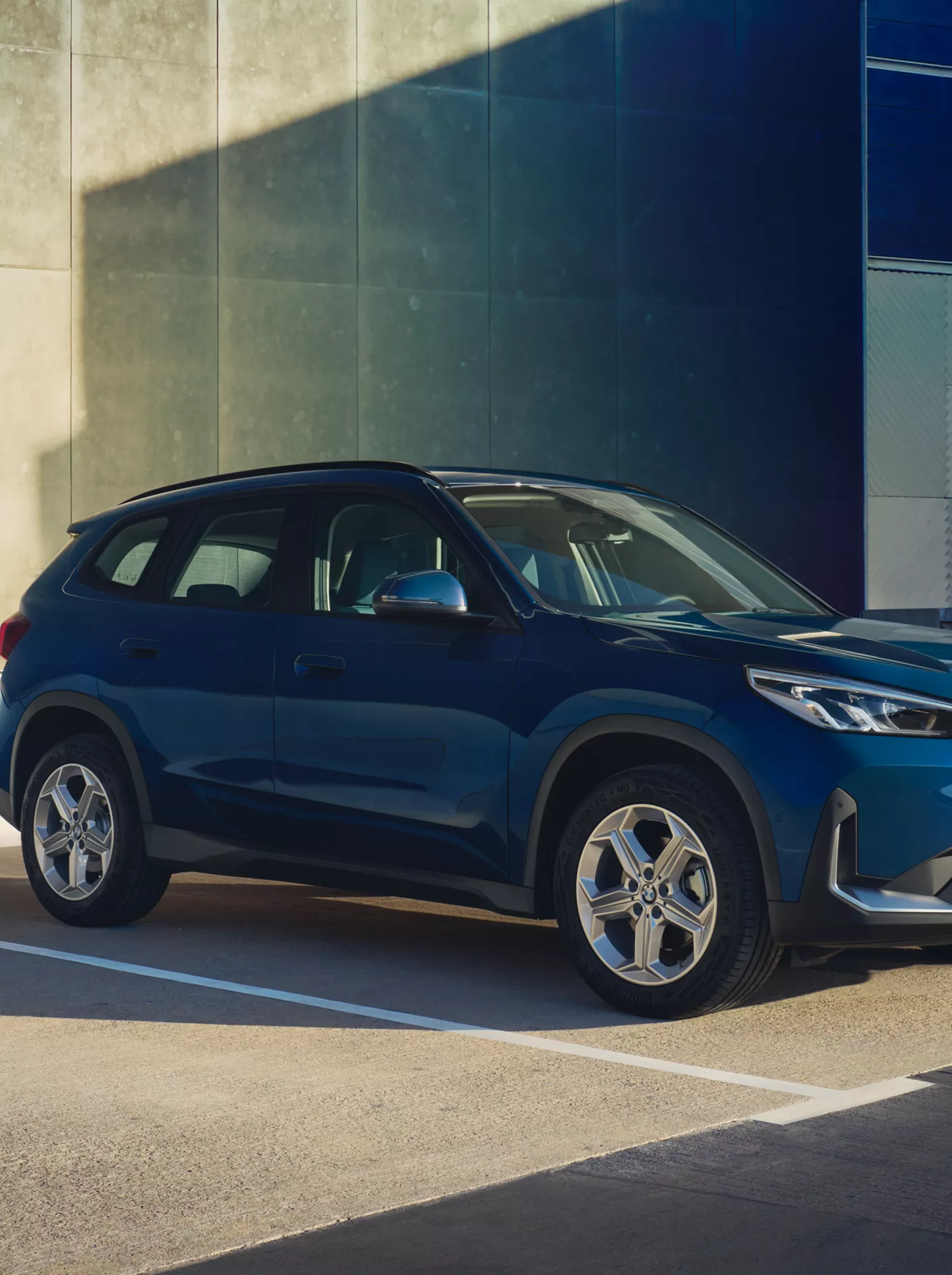 3/4-Ansicht des BMW X1 in der Verbrennervariante zeigt das Design der Doppelniere.