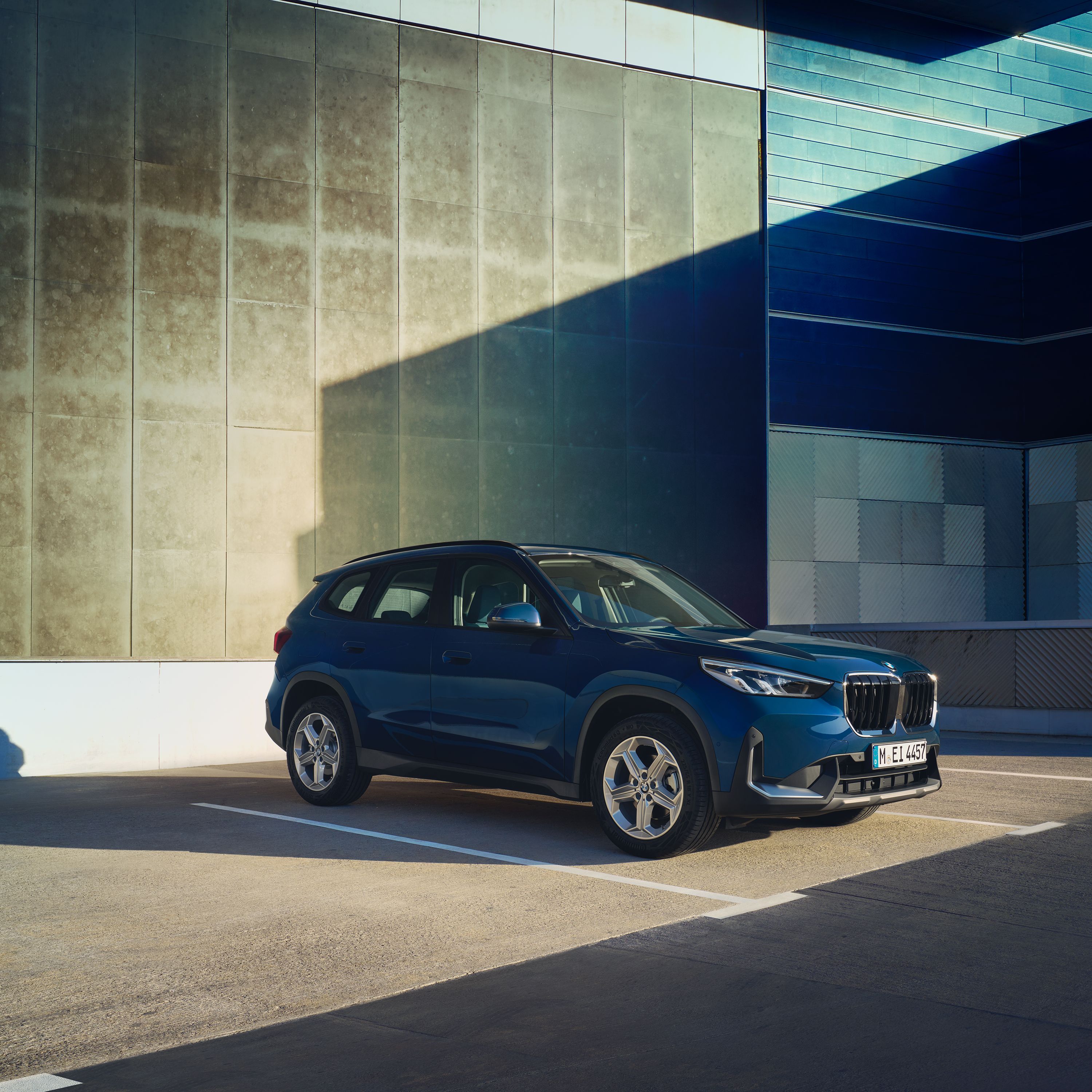 Widok 3/4 BMW X1 w wersji spalinowej pokazuje stylistykę atrapy chłodnicy.
