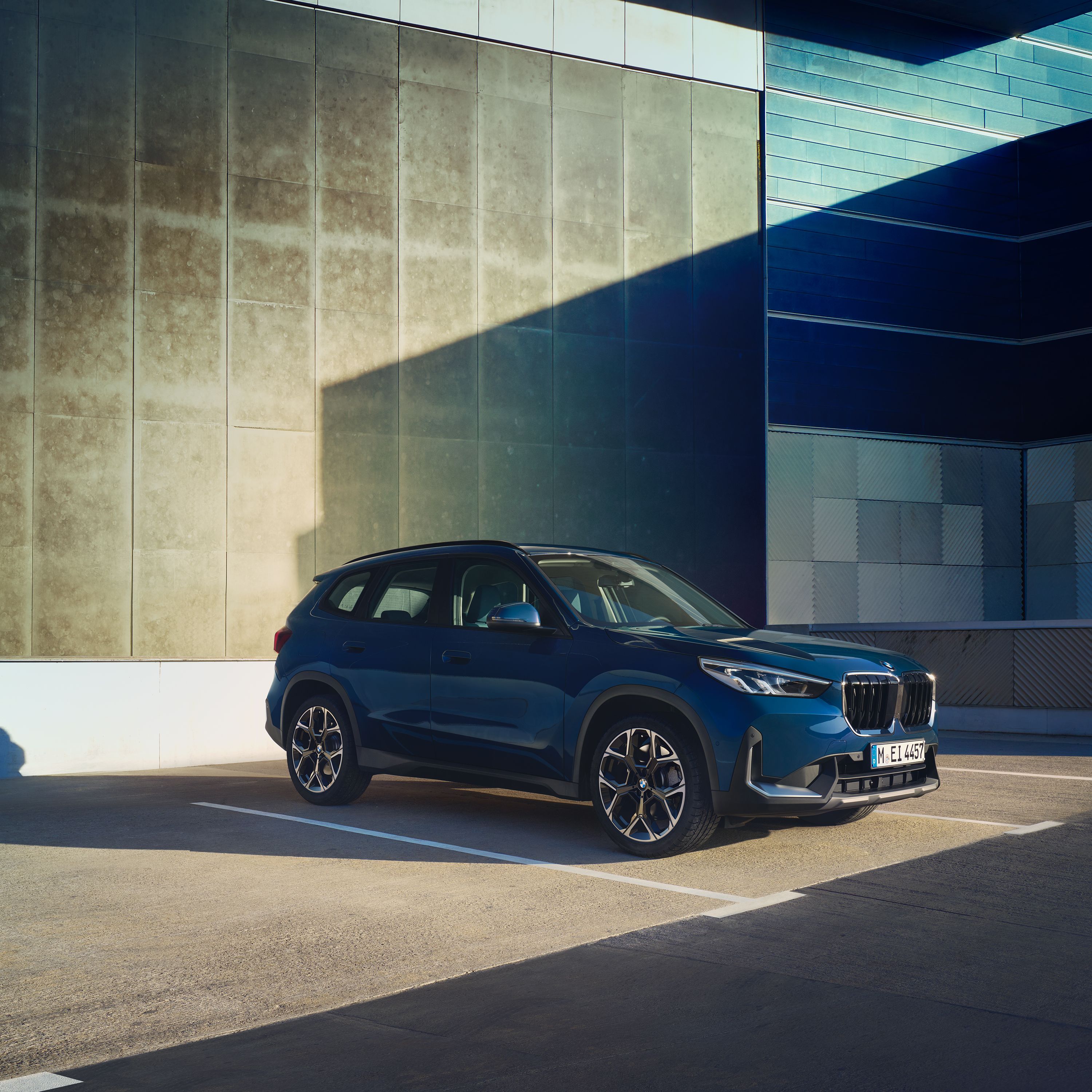 La vista 3/4 del BMW X1 en la versión de combustión muestra el diseño de la rejilla del radiador.