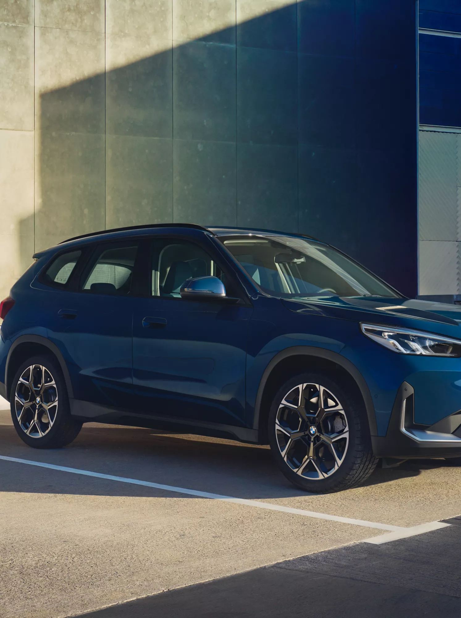 La vista a 3/4 della BMW X1 nella versione a combustione mostra il design della griglia del radiatore.