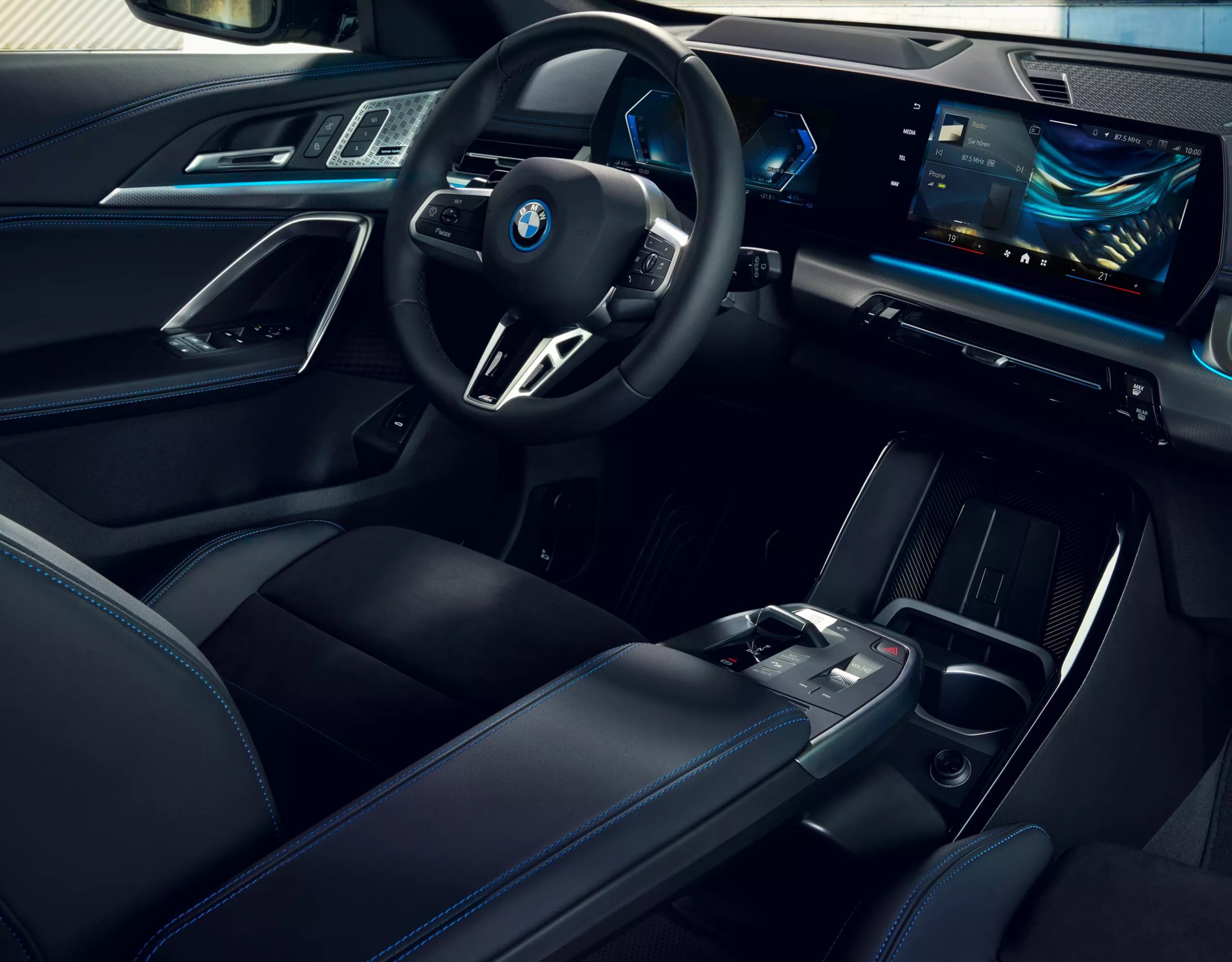 Interieur des BMW X1 mit elegantem Design und BMW Curved Display.