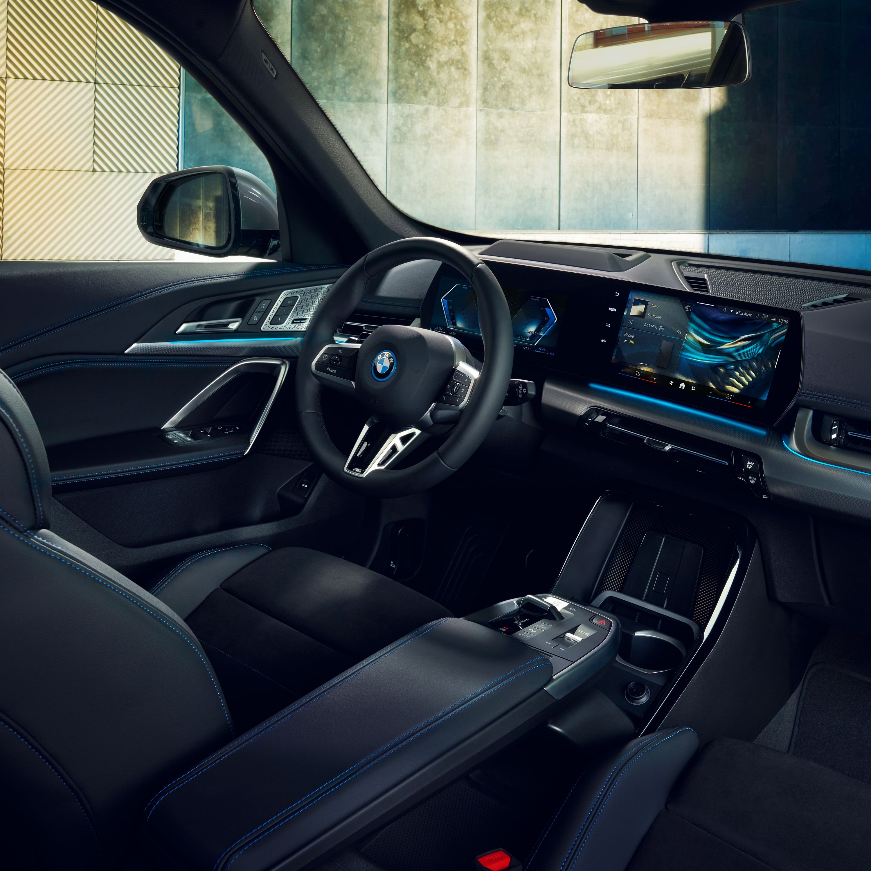 Wnętrze BMW X1 z elegancką stylistyką i zakrzywionym wyświetlaczem BMW Curved Display.