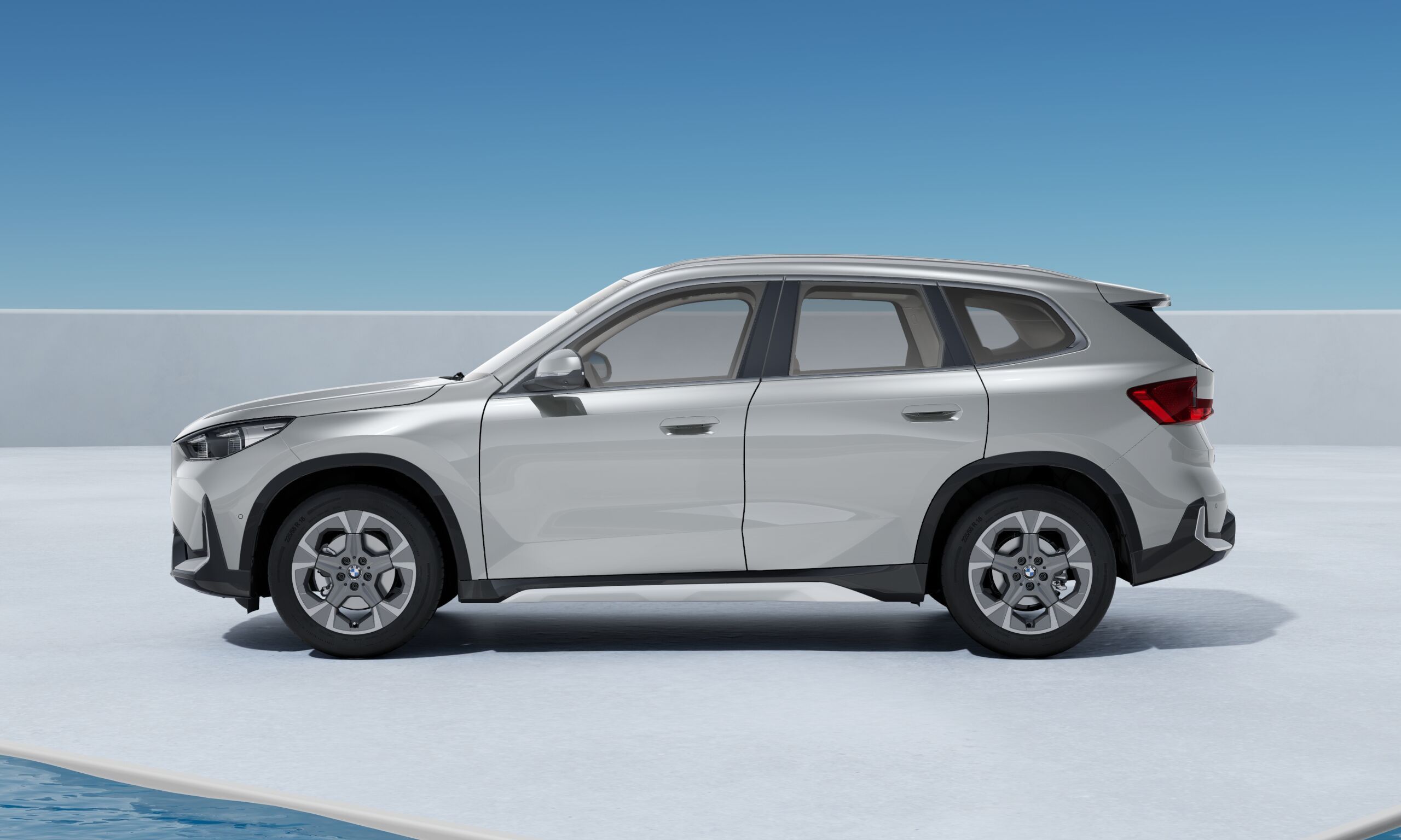 มุมมองด้านข้างรถของ BMW X1 