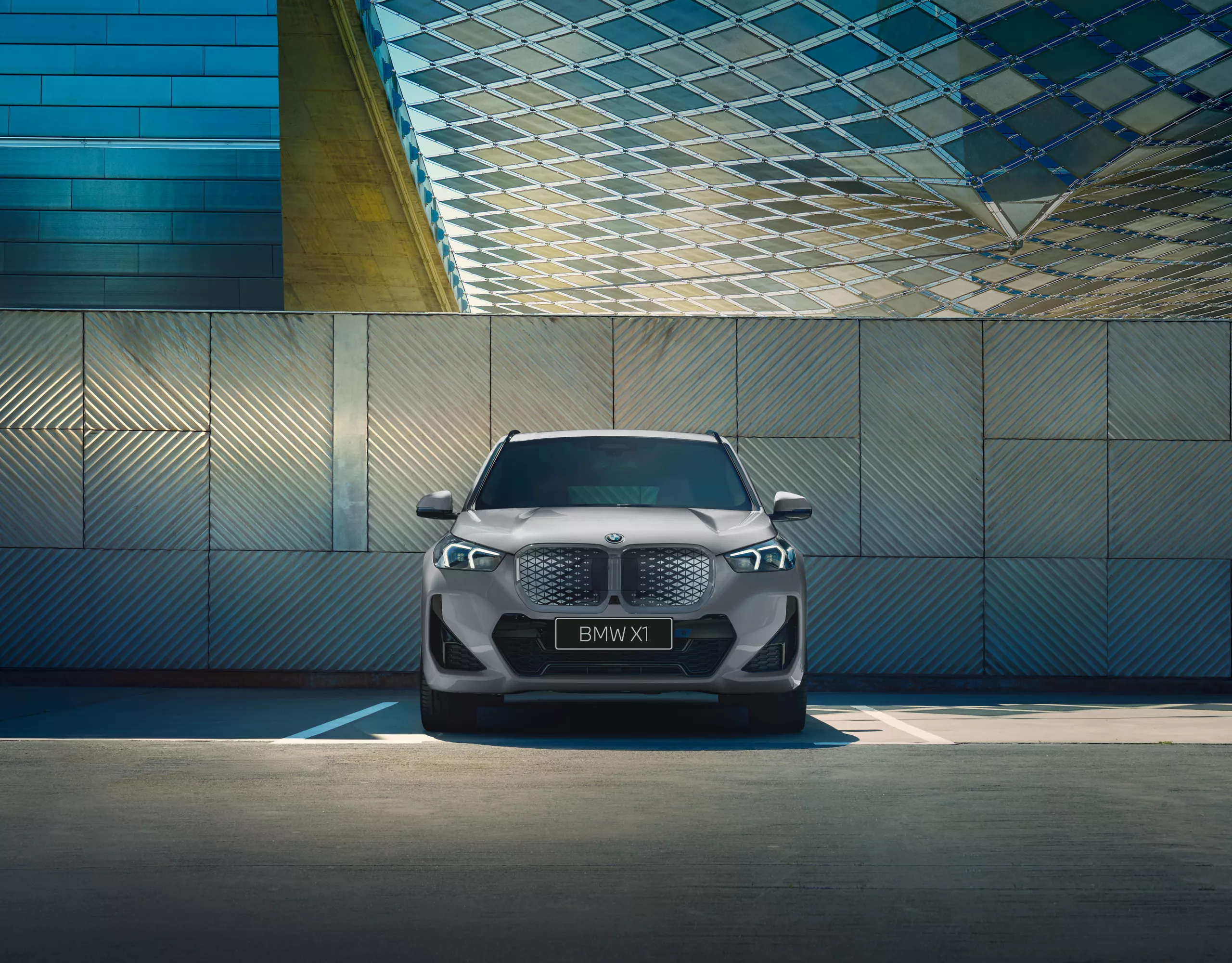 Lease a BMW iX1 or iX2 at 6.99%p.a. lease rate with BMW Finance