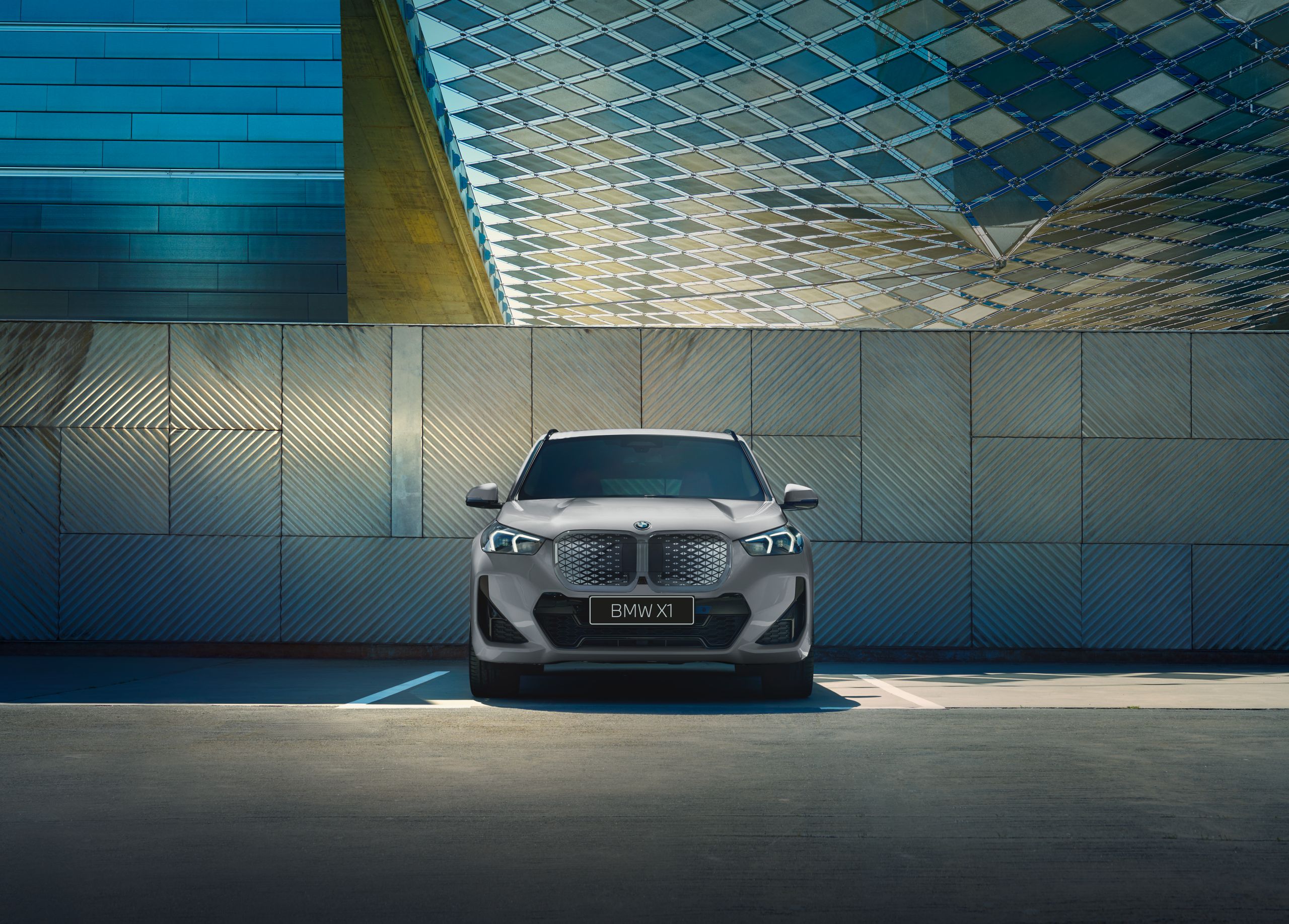 BMW iX1, iX2 and i4 from 1.99% p.a. lease rate with BMW Finance