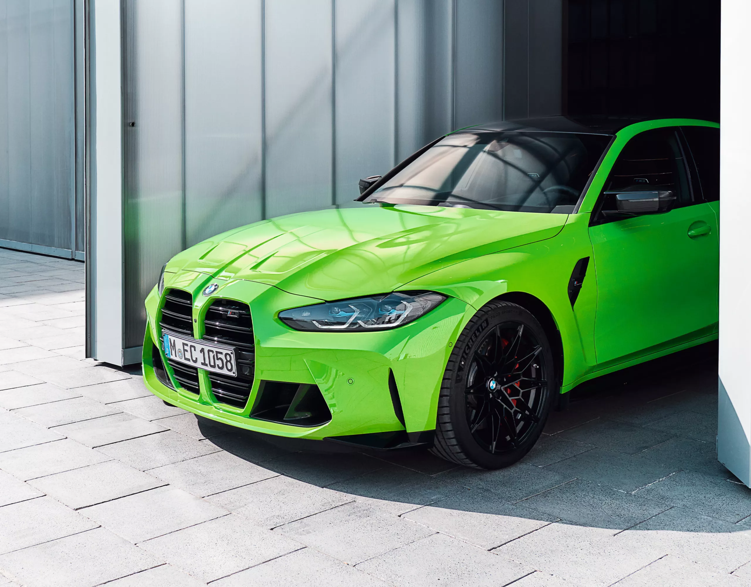 BMW XM 50e em Java Green II metálico.