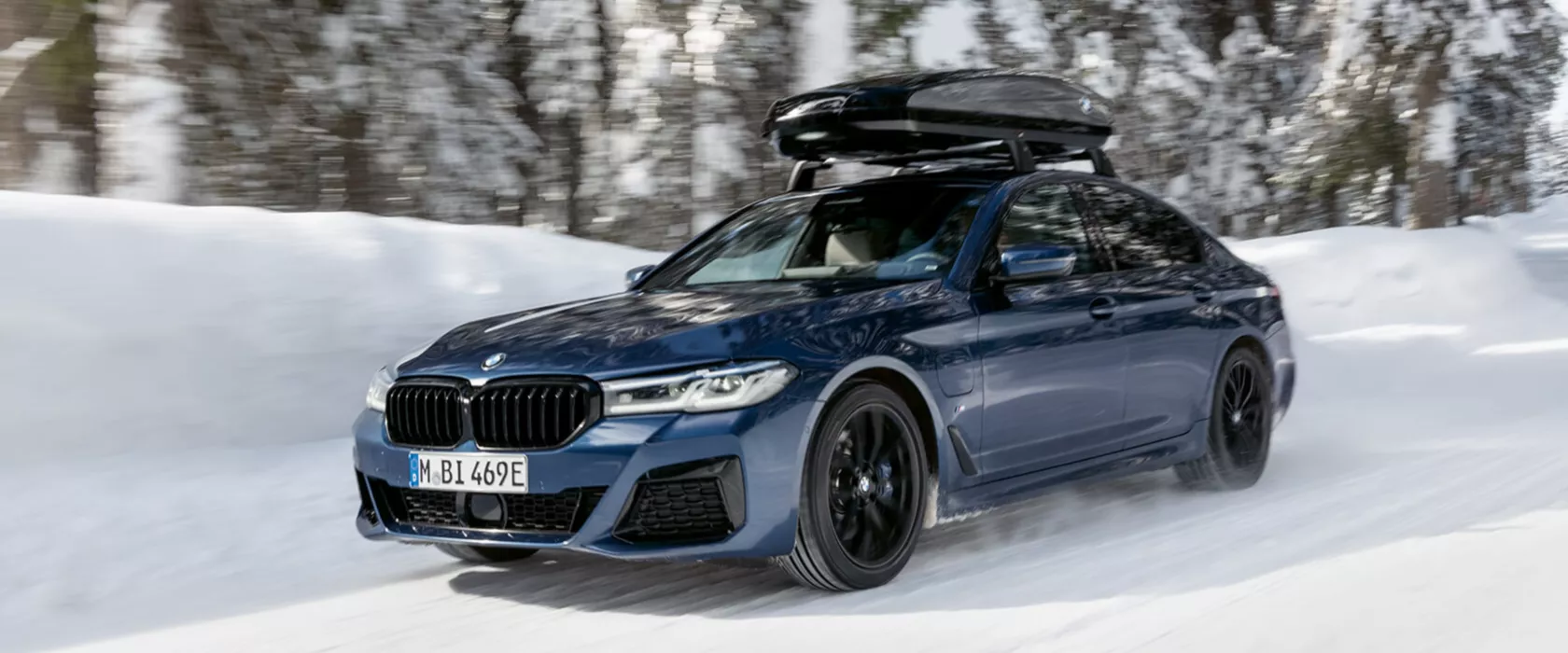 BMW talvirenkailla lumella ja jäällä.