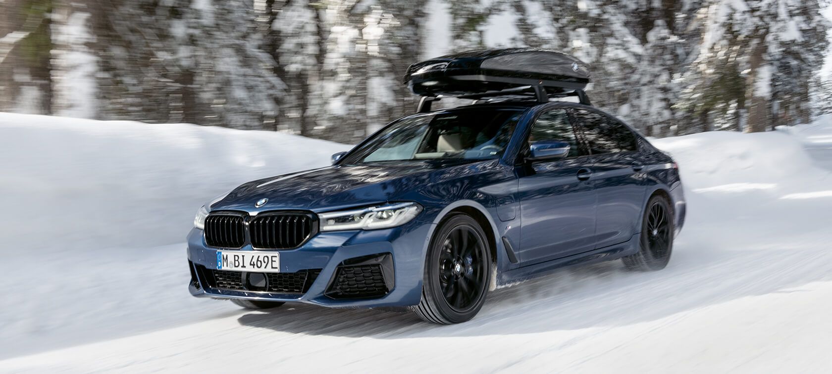 BMW talvirenkailla lumella ja jäällä.