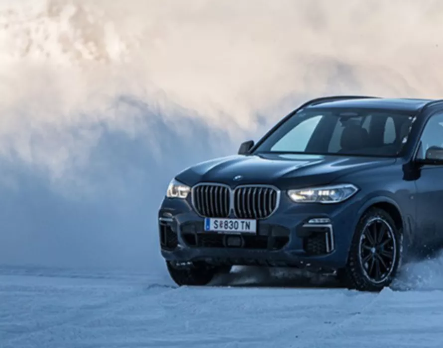 BMW med vinterdekk på snø og is