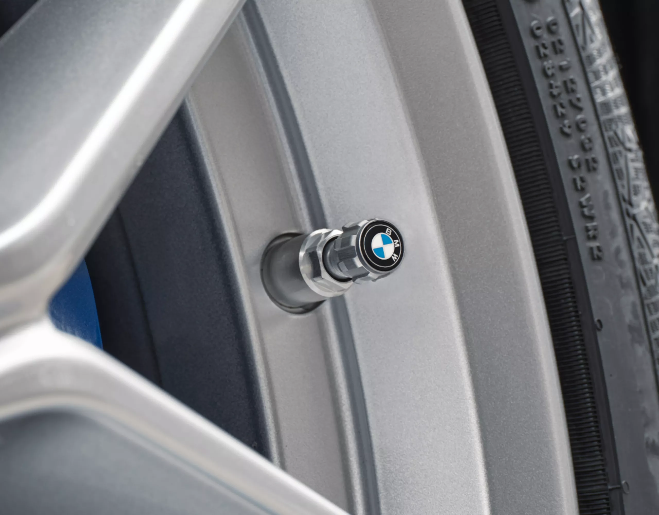 أغطية صمامات الإطارات وعليها شعار BMW