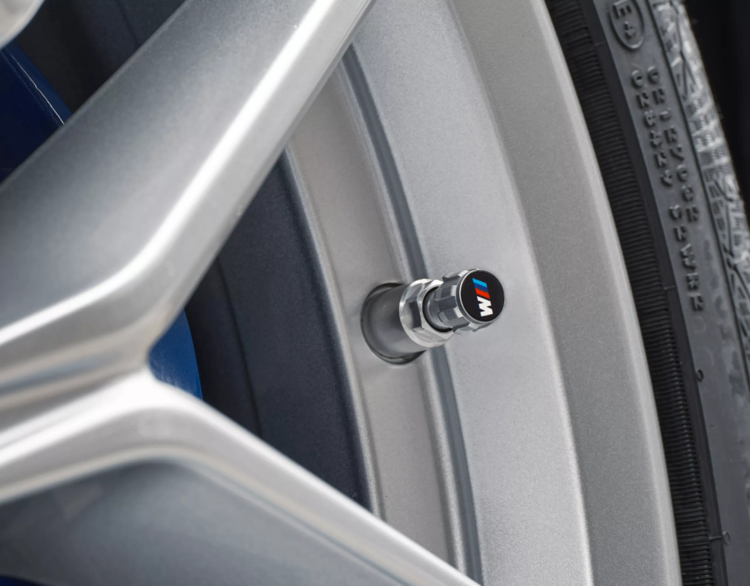 أغطية صمامات الإطارات من BMW وعليها الشعار M